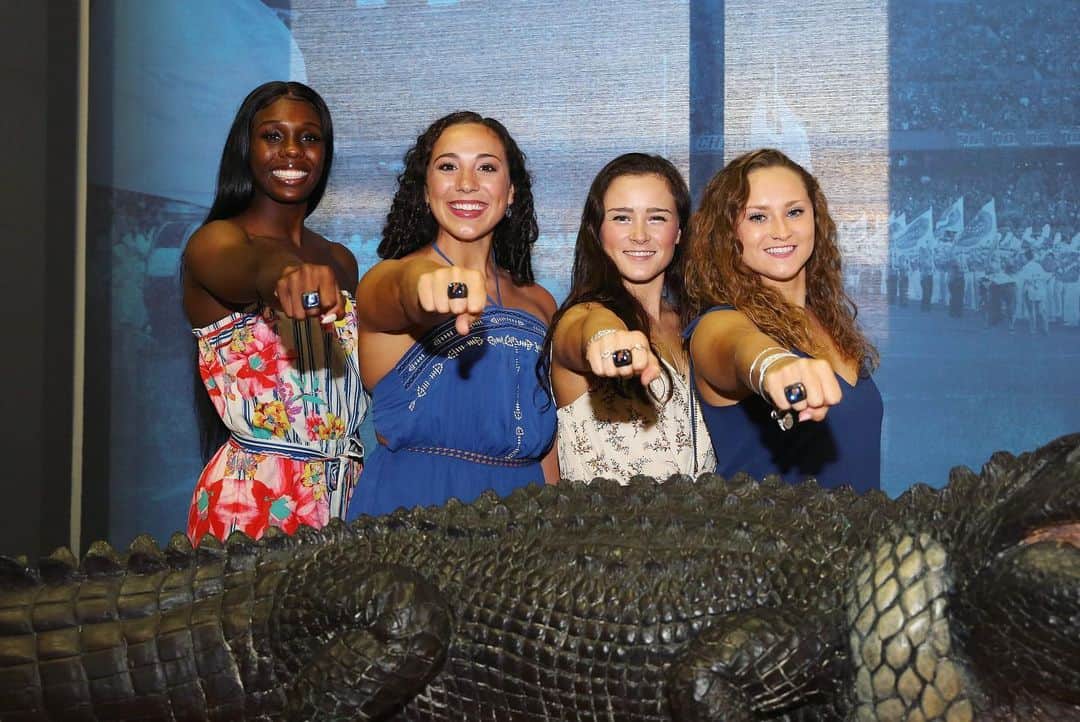のインスタグラム：「And so it begins #seniorszn #NOW 🐊」