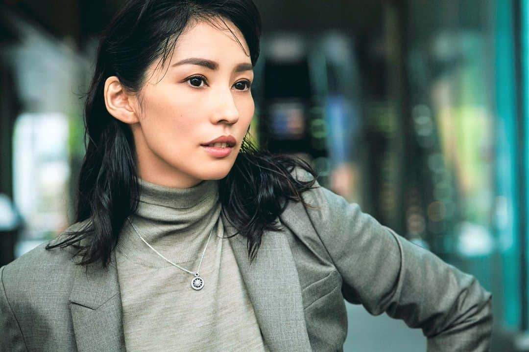 のインスタグラム：「巻頭連載 【言い訳は何とでも。“思い切った”人から素敵になる。 今月のDAILY LUXURY DIAMONDS】 @story_love40 10月号 @harrywinston  photo: @sampeism  model: #SONOMI 氏 hairmake: #佐藤エイコ 氏  composition & poems: @shigemianzai  #mywork ※詳細は誌面にて」