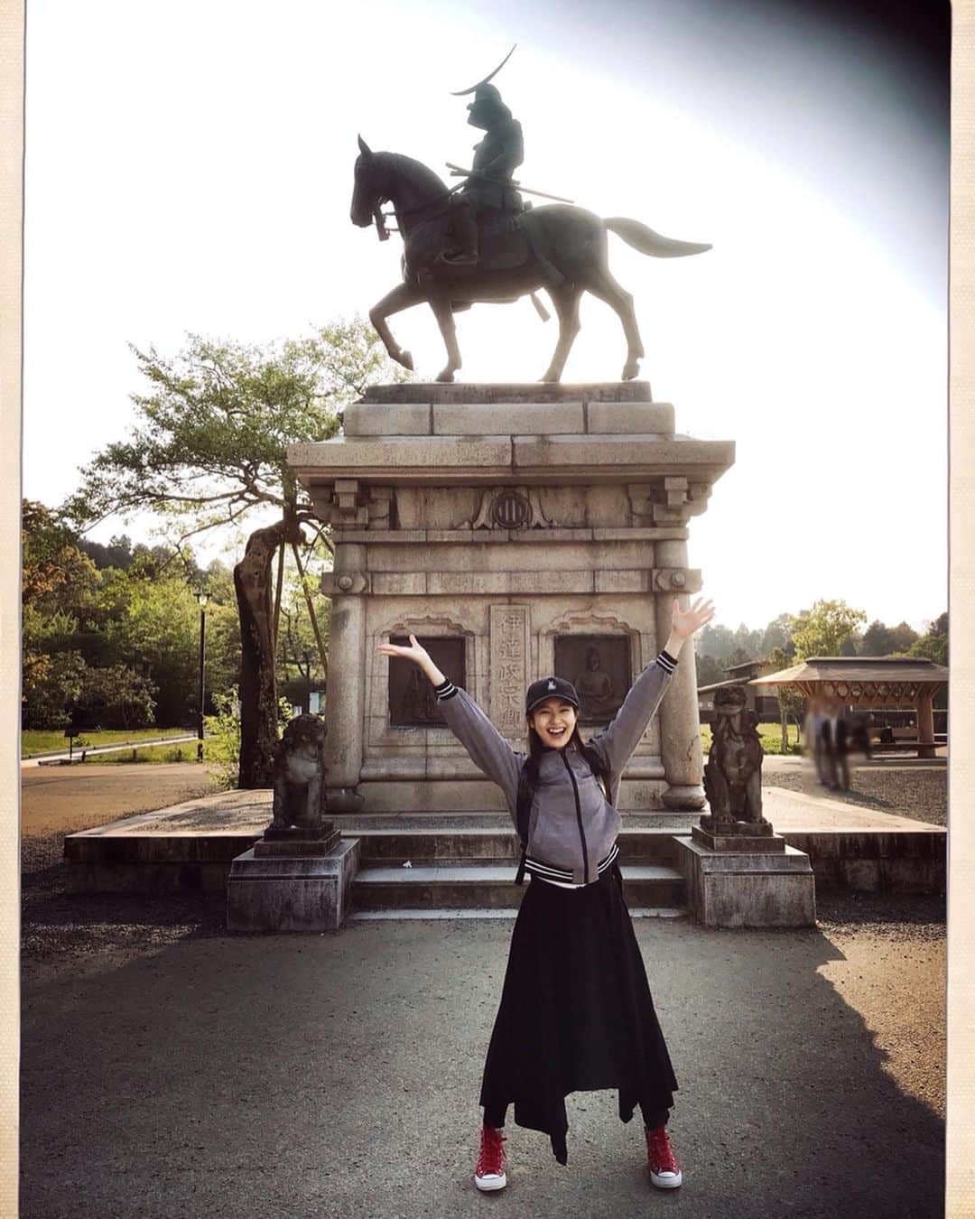 のインスタグラム：「#アイネクライネナハトムジーク 公開まであと2日❤︎ 今日は観光編🌳 ㅤㅤㅤㅤㅤㅤㅤㅤㅤㅤㅤㅤㅤ 仙台城跡に行きました！ しかも徒歩で🚶‍♀️ 歩くのが好きで今回ずっと徒歩移動していたのですが、ここはかなり遠かったです😭 歩きながら調べて気がついたのですが、仙台城は標高が高いところに作られていたみたいで、だから登り坂が多いんだ！と思いました🏯 これじゃあ、敵も城に攻める頃にはクタクタになっているなぁと思いながら歩いていました👟👟 ㅤㅤㅤㅤㅤㅤㅤㅤㅤㅤㅤㅤㅤ でも登ったかいあって、景色がとても美しかったです✨ ㅤㅤㅤㅤㅤㅤㅤㅤㅤㅤㅤㅤㅤ 帰りは #るーぷる仙台 で帰ったけどね🚌」