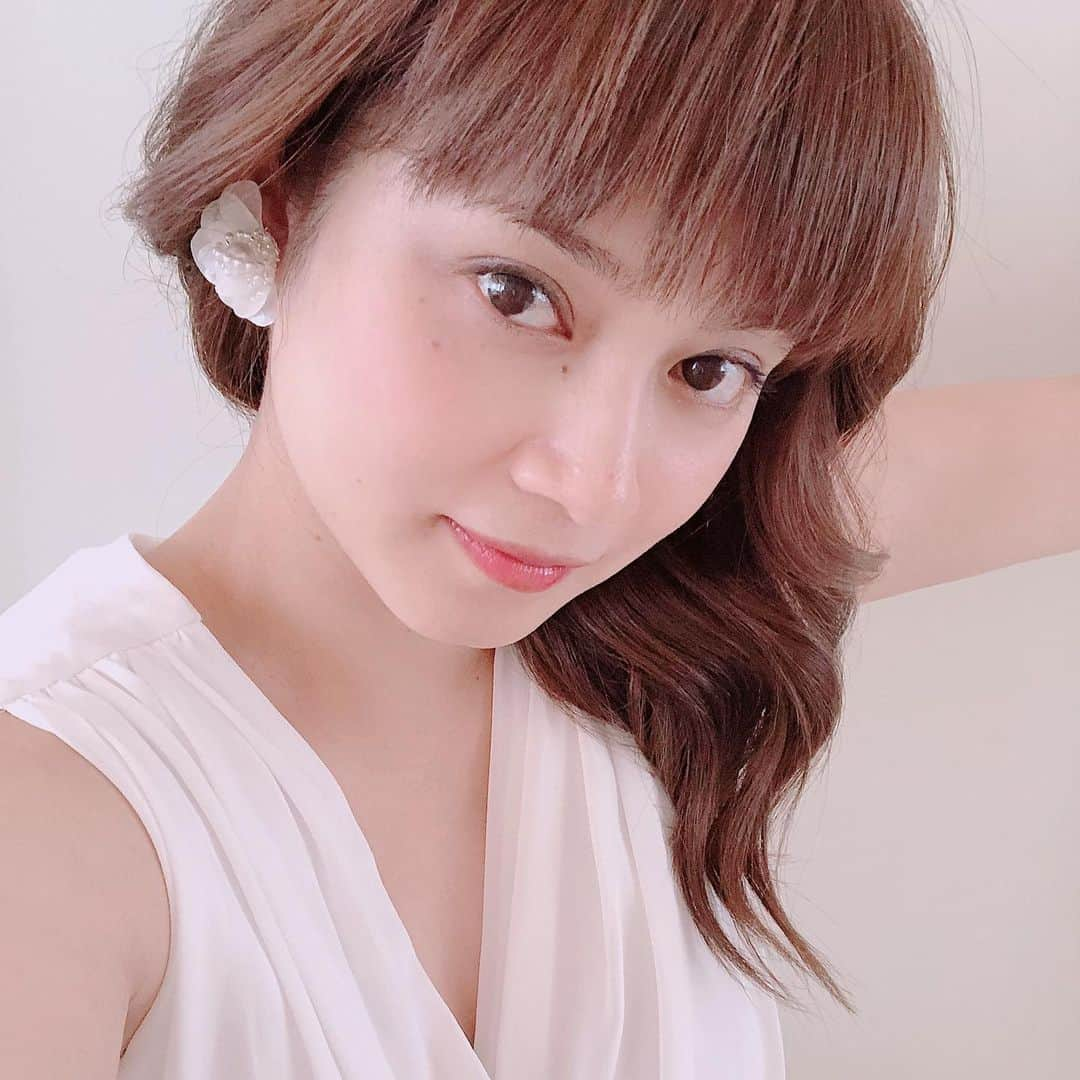 平愛梨さんのインスタグラム写真 - (平愛梨Instagram)「嘘やろ⁈の話。  パーマーあてたい!という思いからヘアーサロンへ行きました✨  きっと伝わらないから「こんな風にしてほしい!」とロングカールをした女性の画像を見せました。  目的は根元のみのカラーリングとパーマ✨  仕上がりをイメージしながらわくわくがとまらない🙈  まずはカラーリング！ からのドライヤーで乾かし突然チョキチョキ切りだした🤭  あれ😅？ カットは頼んでないんだけど…🤪 傷んだ部分だけ切ってくれてるんだなーと有り難く思った🙏  そろそろパーマ液つけるかなー？と思ったら、、、 念入りにブローしだした😢  あれ😅？ どうせまた崩すのに？ そんな丁寧にしなくても…と思ったら、、、 クシでクルクルクル😳  ん🙄？ とりあえず様子みようと思ってたら…  フィニッシュ‼︎ ズコーッ🤪💦 パーマならぬただのカールやないかぃ‼︎💦 水で濡らしたらカールとれるやないかぃ‼︎🤪 なんの時間やったんや😢  しかも… 長さがランダムに😢  髪…伸ばしてたんだが😅  癖っ毛な私は只今2児の母。 朝からヘアーを気にしてられない😭 だからパーマかけたら少しは時短になるかなーとカールになった自分をイメージしていただけにプチショック😔  でも、せっかくだからこのヘアーを活かしてみよう!と、自宅に着いてこの1997年時のヘアースタイルみたくなった雰囲気に合うお洋服を探してみた。  肩パットの入った服があればマッチしたかもしれない🤣  結果！ 中でもこのワンピース、麦わら帽子がまぁまぁ合うのかな🤪 ＊遠征先にいたY10さんからテレビ電話。 「ん？髪どうしたの？」と😅 「やっぱりその反応だよねー🤣70年代風になっちゃったー🤣」 チャンチャン🙏 フィニッシュ‼︎💦 #平愛梨#トルコ の#ヘアーサロン#に#行ってみた#なんてこった#わくわくした時間#なんだったんだ#かなしいたけ#ガクリガクリ#結局#朝#早起きして#ヘアー#整えなさい#ってかー#3時間おきの#授乳#一体#いつ寝れるんだ#オーマイガー#パーマ#かけたかった#😭#ショック万吉#日本が恋しいよ#愛梨のヘアースタイル」9月18日 9時36分 - harikiri_tairi