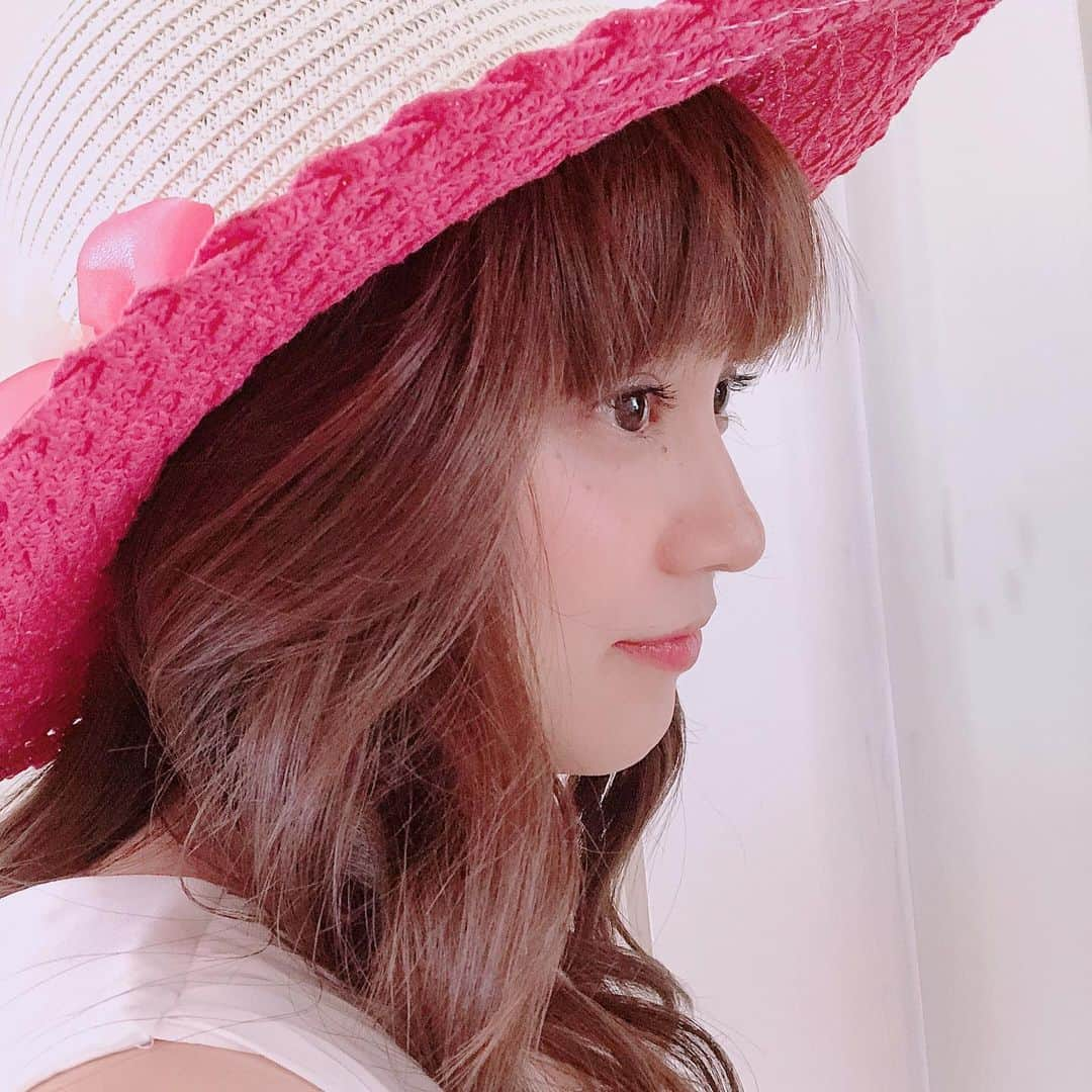 平愛梨さんのインスタグラム写真 - (平愛梨Instagram)「嘘やろ⁈の話。  パーマーあてたい!という思いからヘアーサロンへ行きました✨  きっと伝わらないから「こんな風にしてほしい!」とロングカールをした女性の画像を見せました。  目的は根元のみのカラーリングとパーマ✨  仕上がりをイメージしながらわくわくがとまらない🙈  まずはカラーリング！ からのドライヤーで乾かし突然チョキチョキ切りだした🤭  あれ😅？ カットは頼んでないんだけど…🤪 傷んだ部分だけ切ってくれてるんだなーと有り難く思った🙏  そろそろパーマ液つけるかなー？と思ったら、、、 念入りにブローしだした😢  あれ😅？ どうせまた崩すのに？ そんな丁寧にしなくても…と思ったら、、、 クシでクルクルクル😳  ん🙄？ とりあえず様子みようと思ってたら…  フィニッシュ‼︎ ズコーッ🤪💦 パーマならぬただのカールやないかぃ‼︎💦 水で濡らしたらカールとれるやないかぃ‼︎🤪 なんの時間やったんや😢  しかも… 長さがランダムに😢  髪…伸ばしてたんだが😅  癖っ毛な私は只今2児の母。 朝からヘアーを気にしてられない😭 だからパーマかけたら少しは時短になるかなーとカールになった自分をイメージしていただけにプチショック😔  でも、せっかくだからこのヘアーを活かしてみよう!と、自宅に着いてこの1997年時のヘアースタイルみたくなった雰囲気に合うお洋服を探してみた。  肩パットの入った服があればマッチしたかもしれない🤣  結果！ 中でもこのワンピース、麦わら帽子がまぁまぁ合うのかな🤪 ＊遠征先にいたY10さんからテレビ電話。 「ん？髪どうしたの？」と😅 「やっぱりその反応だよねー🤣70年代風になっちゃったー🤣」 チャンチャン🙏 フィニッシュ‼︎💦 #平愛梨#トルコ の#ヘアーサロン#に#行ってみた#なんてこった#わくわくした時間#なんだったんだ#かなしいたけ#ガクリガクリ#結局#朝#早起きして#ヘアー#整えなさい#ってかー#3時間おきの#授乳#一体#いつ寝れるんだ#オーマイガー#パーマ#かけたかった#😭#ショック万吉#日本が恋しいよ#愛梨のヘアースタイル」9月18日 9時36分 - harikiri_tairi