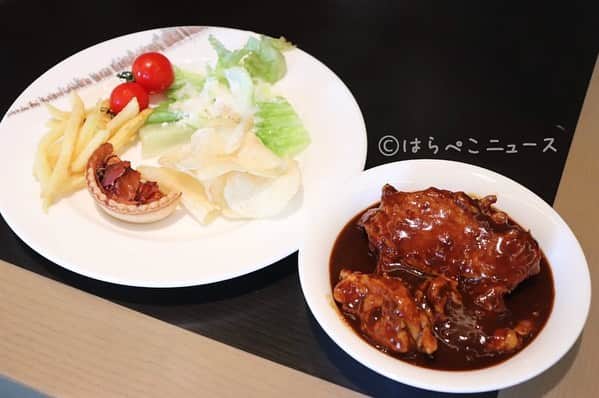 のインスタグラム：「小田原 リゾート&スパ「ザ・ロビーラウンジ」✿ ﻿ ﻿ 「ハロウィンと魔女の物語 ～甘いショコラの誘惑～」﻿ 2019年9月6日（金）〜10月28日（月）﻿ ﻿ ヒルトン小田原のデザートビュッフェは、スイーツだけでなくカレーも絶品！﻿ かなり大きめのカットのお肉がゴロゴロ入っています！﻿ ﻿ ﻿ ✍︎実食レポートも参考に☟﻿ https://harapeco.news/hiltonodawara6/﻿ ﻿ ﻿ 𓃚𓂃𓂃﻿ ﻿ #ハロウィンと魔女の物語﻿ #甘いショコラの誘惑﻿ #🍰 #ケーキ #cake  #チョコレートビュッフェ﻿ #デザートビュッフェ #カレー﻿ #ヒルトン小田原 #ハロウィンビュッフェ﻿ #小田原 #カレーライス #🍛 #咖喱﻿ #ハロウィンデザートビュッフェ﻿ #ビュッフェ #カレーマニア #カレー大好き﻿ #ハロウィン #curry #カレースタグラム﻿ #スイーツブッフェ #HELLOWEEN﻿ #食べ放題 #🎃 #チキンカレー﻿ #飯テロ #👻 #ハロウィーン #macaron﻿」