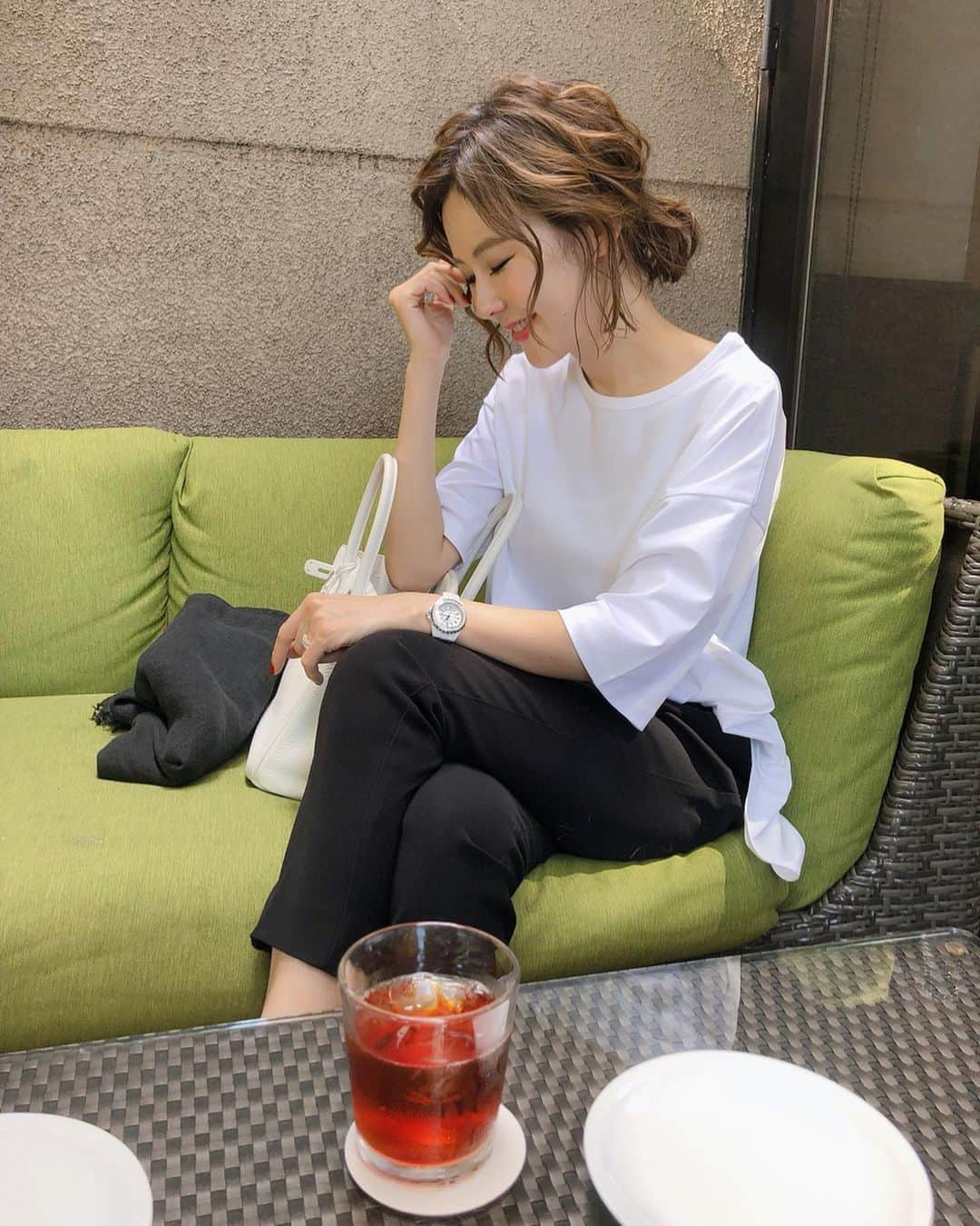 kiyomi medeirosさんのインスタグラム写真 - (kiyomi medeirosInstagram)「昨日のlunch🍽 この日はシンプルにモノトーン🖤♡サラリとTシャツにパンツも好き☺️ * Tシャツ…#essen pants…#plst stole…#asaucemeler bag,shose…#hermes * #ランチのビビンバが映え過ぎる上に美味しかった😋❤️❤️ #lunch#お仕事後にミーティングとランチ#昨日も楽しかった☺️💕💕 #fashion#outfit#instagood#instalike#instafashion#ootd#cordinate#style#ファッション#コーディネート#コーデ#ママコーデ」9月18日 9時42分 - kiyomimedeiros