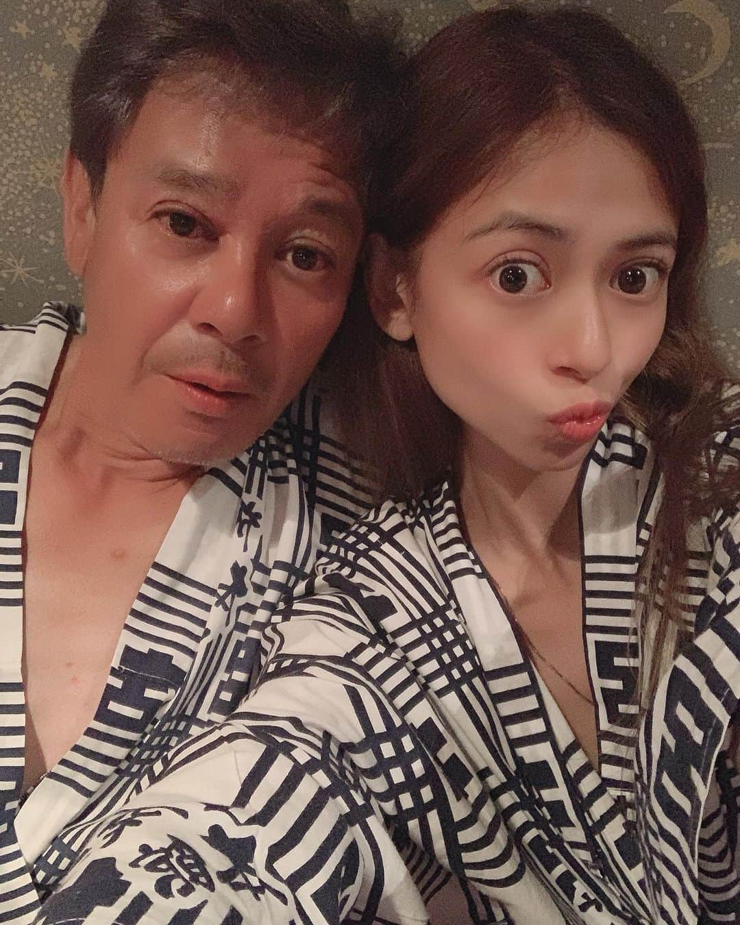 間宮梨花さんのインスタグラム写真 - (間宮梨花Instagram)「茨城 大子 花火大会がおわって、呑んべい親子！りかとぱぱゎ近くのスナックへ🤣🤣🤲💕三女の旦那だけ生きてたからよびだし😝😝💕もう完全に間宮一家一門やね笑 職業海猿のとってもやさしくてノリが良い子にもらってもらった三女ゎ幸せだ👍🏼😏👍🏼ようこそマイファミリー❤️❤️❤️ それにしてもぱぱとのむと酔う！！笑 ちなみに知り合いの民宿やさんゎ本田屋さんだよ🥰❤️(写真最後の) お世話になりました💕💕 #間宮一家一門 #呑んべい親子 #茨城 #大子 #家族呑み #スナック #カラオケ #酔っ払い」9月18日 9時43分 - rika_aizawa0329