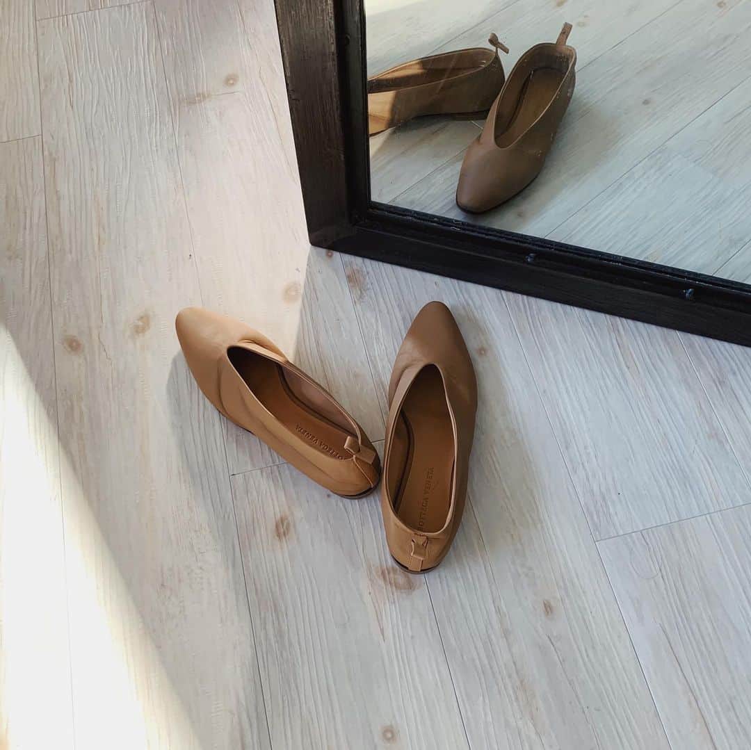 ジュジュのインスタグラム：「simpleな一足👣 . 足が綺麗に見えるbeige♡ . . #bottegaveneta」