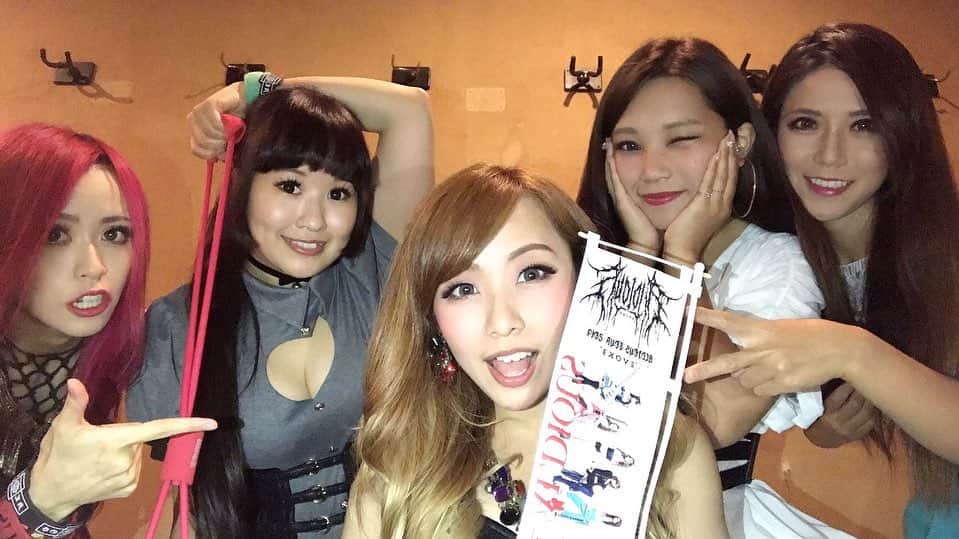 R!Nのインスタグラム：「鹿児島 SRHALL ありがとうございました！  心もフロアとの距離も近いとても暖かいライブでした！  ソロ名義でお世話になった方の知り合いがお世話になっているライブハウスとのことでご挨拶もさせて頂きました。  とても心温まる時間でした。  MCでお話ししましたが、鹿児島には5年ぶりに来ました。20歳の時、音楽を辞めようと思って思い詰めていたときに、全てをリセットするために選んだひとり旅の場所がここでした。  天文館やいろんな街を渡り歩き、初めて見る街の雰囲気や人々の暖かさに触れ、また音楽の道に引き戻してくれたあの日があったからこそ、5年もかかってしまいましたがステージの上で「ただいま」という気持ちで歌うことができました。  見ず知らずの私に「おかえり」と言ってくれた人たち。その暖かい気持ちをまたホールで感じることができました。  そんな街にツアーに来ることができてとても感慨深いものがありました。  ただいま鹿児島。 またそう言えるように。  また、ここから。 必ず帰ってきます。  #Aldious #aldiousrin #鹿児島 #srhall #鹿児島srホール #思い出の場所」