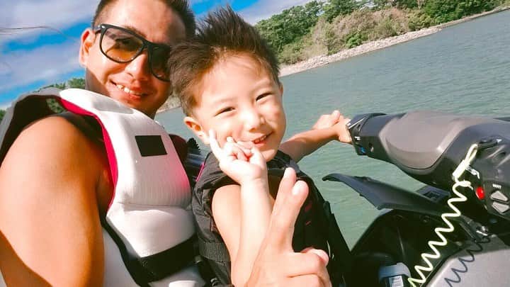 高橋菜摘のインスタグラム：「🌴🌴🌴 偶然にも先週に2回もお邪魔した 近場のマリーナ🏝 ここ、本当に好きだなぁ。 大人も子供も楽しすぎて最高でした❤︎ 100キロ以上のスピード出てる時は 笑い死にしそうになったけど ジェットで振り回され落ちて 3回目はもう無理と言ってしまった。 体力のなさね😂 5年前だったらもっともっとって 言ってたよね。爆 息子も運転させてもらって 家の近くまでジェットで行ったり 早いスピード体験させてもらったり 乗ってる時ニヤニヤが止まらないのが ちょー可愛いかった💘 みんなありがとう〜😘 この日天気が良すぎて 「夏の終わり」が延長した日。 夏の締めくくりには最高でした！ 身内だけのMini Fes🌴 運転にDJに美味しいお肉ありがとう❤︎」