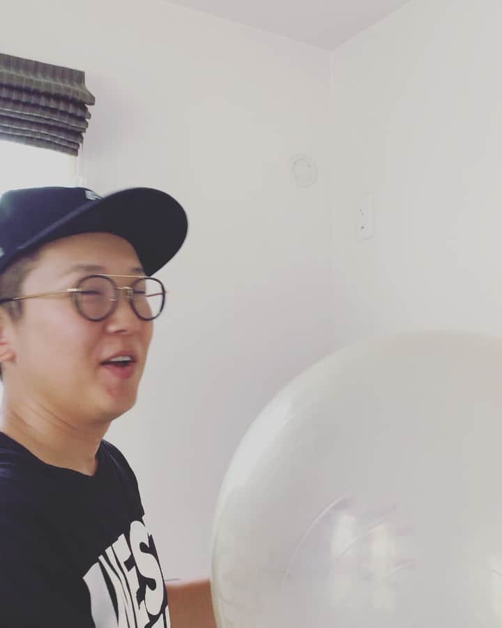 金子貴俊のインスタグラム：「バランスボールの驚き収納術！  #バランスボール#収納#収納術 #驚き#神業#balanceball」