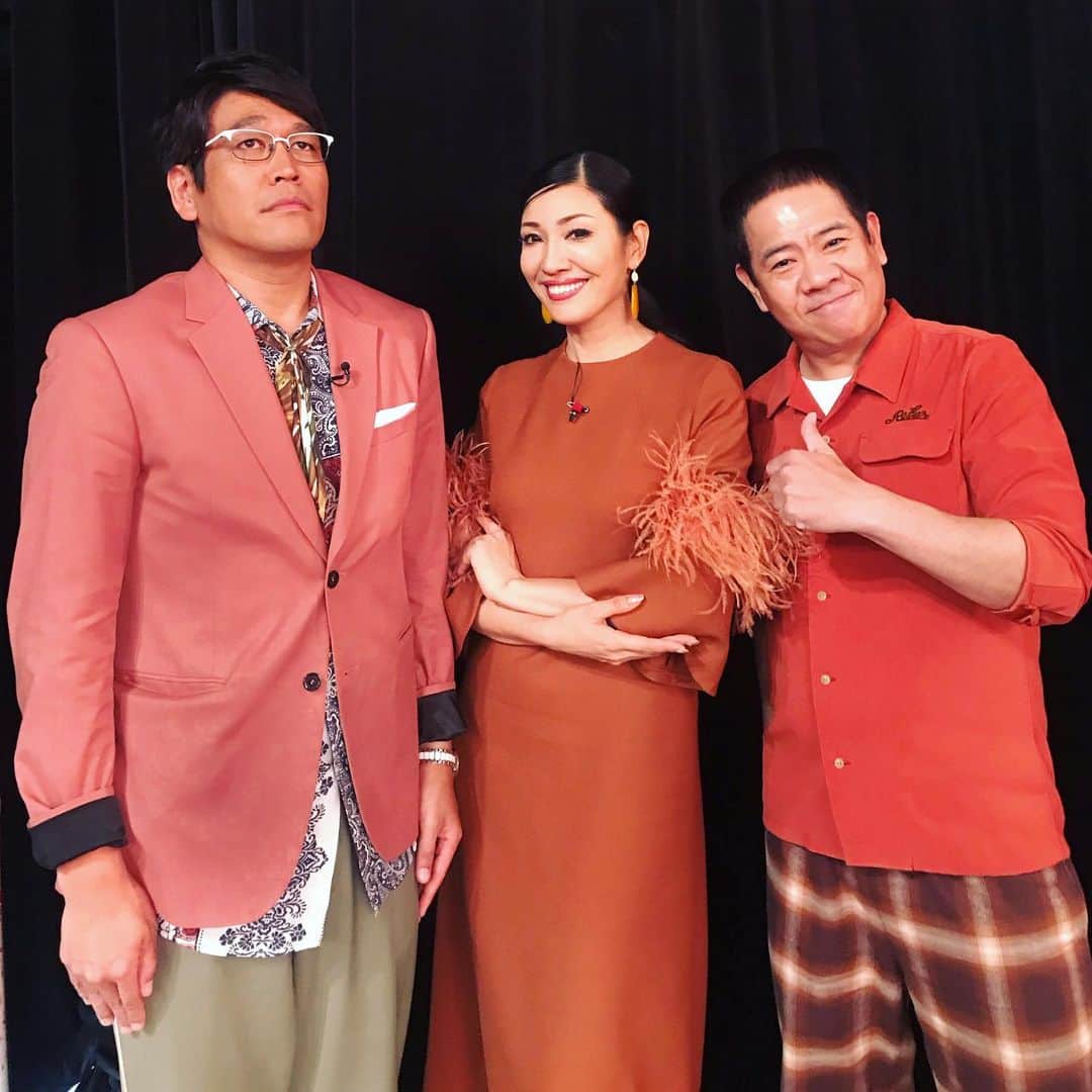 のインスタグラム：「偶然！！！秋のレンガブラウンカラー🍁トリオで✨ 今年の秋の着こなしの秘訣が、三人に詰まってる❗️ でも意外な組み合わせ☺️！ 。 #古坂大魔王さんはペイズリーの柄シャツにチノパンでピンクがかったブラウンでまとめて！ #fujiwara原西孝幸さんは秋大流行の同色のチェックに合わせて #私はフェザー付きの袖がアクセントのワンピで！ #衣装の色が被ったけどそれぞれ個性が違うから気にならない！ ワンピ  @wb_press_official ピアス  @abiste_official 靴  @revkshop」