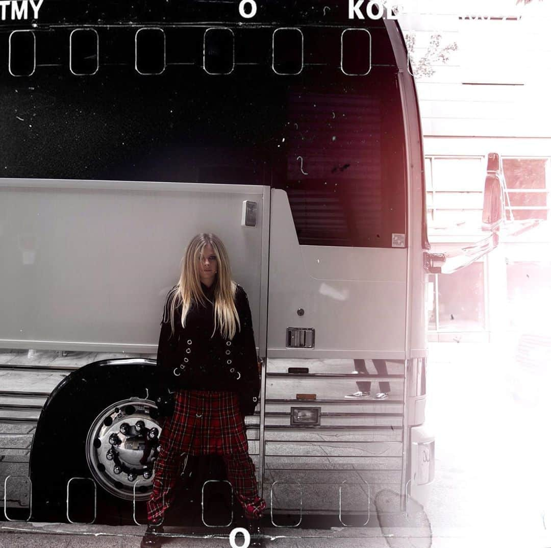 アヴリル・ラヴィーンさんのインスタグラム写真 - (アヴリル・ラヴィーンInstagram)「Bus life⁣. #headabovewatertour⭐️」9月18日 10時08分 - avrillavigne