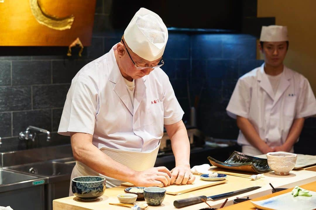 飯岡拓也さんのインスタグラム写真 - (飯岡拓也Instagram)「「逃亡料理人ワタナベ」にて 『天寿し 京町店 天野功さん』を撮影致しました！スチール撮影が入れる機会も少ないことだと思います。由緒あるお店の大将様を撮影できて光栄です！ 天寿し、次はプライベートで伺います！！ #天寿し #天寿し京町店 #寿司 #すしすたぐらむ  #寿司すたぐらむ #北九州 #小倉 #逃亡料理人ワタナベ #料理人ワタナベ」9月18日 10時10分 - takuyaiioka