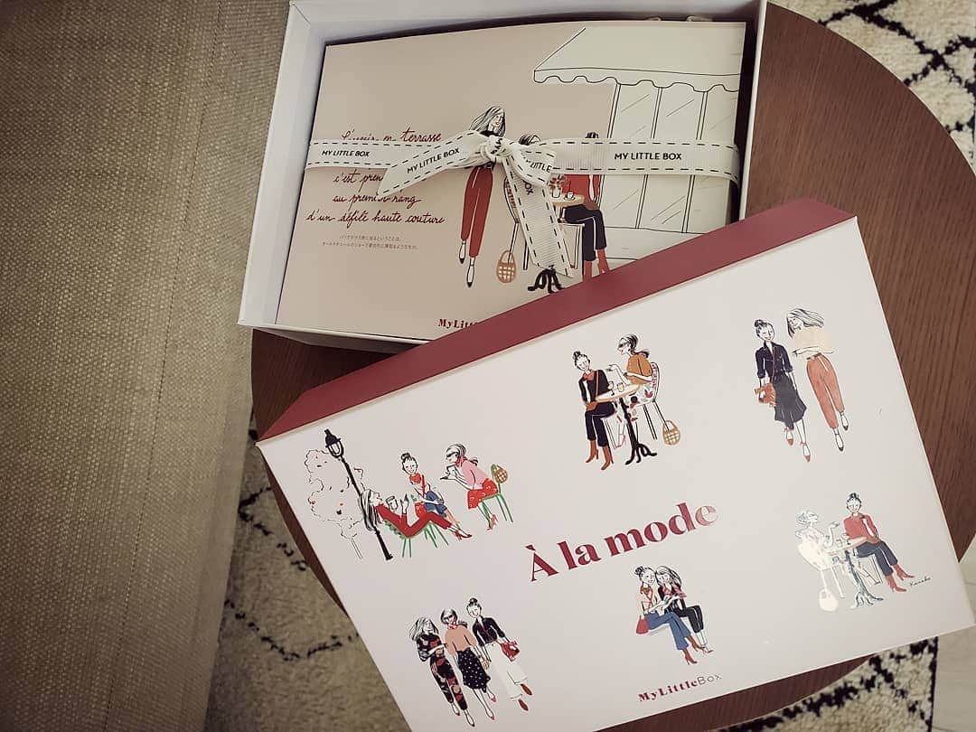 のインスタグラム：「‪‪ G  I  F  T 🗼 . 今月のmy little boxは パリコレの月という事で フランスのファッションブランド TARA JARMONとALBIONのコラボBOX‪‪♡ . この秋使えるヘアアクセ、スカーフと お試しできるサイズのALBION。 旅先にも持っていきやすいなぁ😌 コラボパッケージの箱も可愛い💞 . . . #mylittleboxjapan  #mylittlebox  #TARAJARMON #マイリトルボックス #タラジャーモン #ALBION #アルビオン」