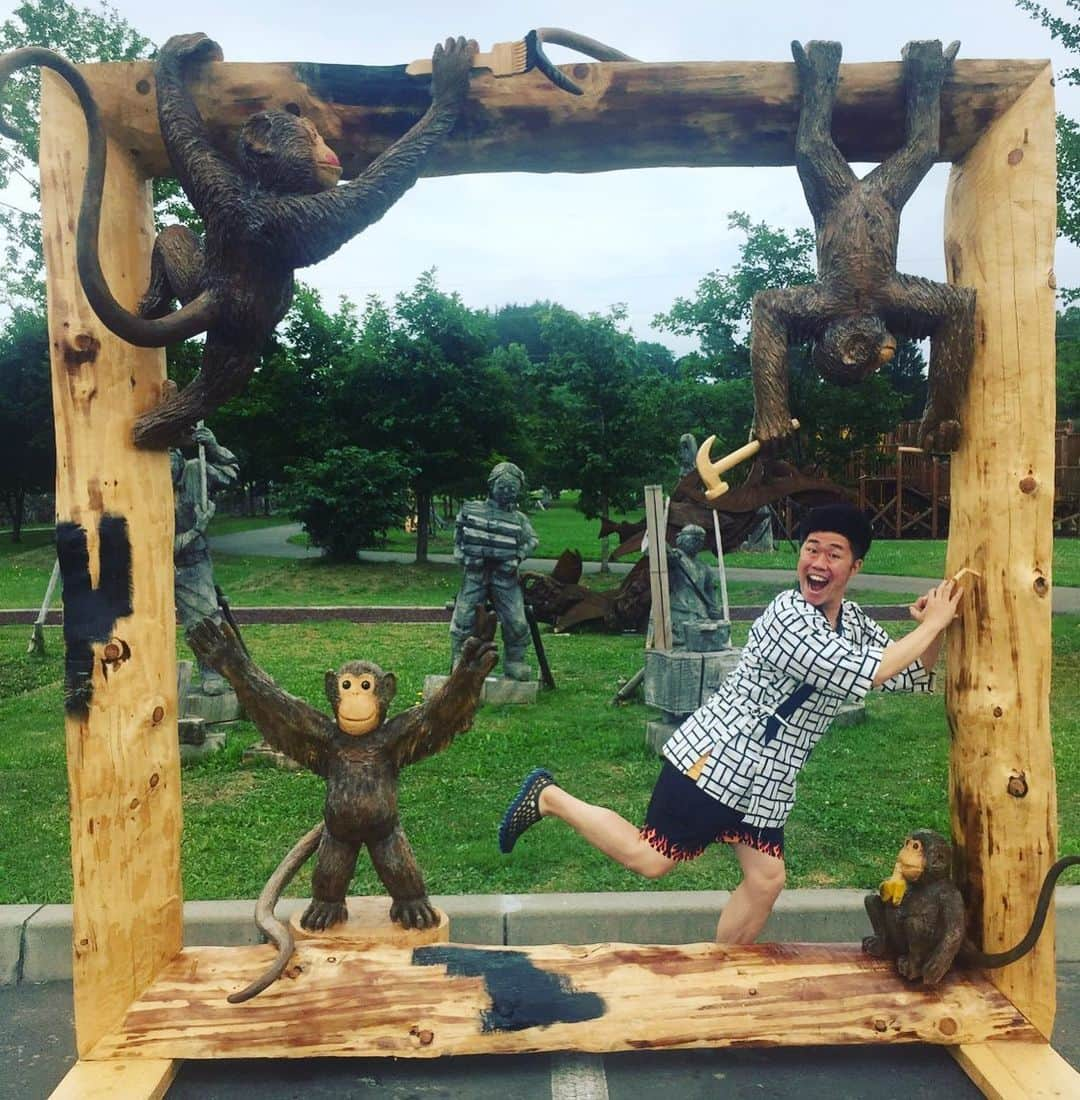 吉田裕さんのインスタグラム写真 - (吉田裕Instagram)「皆さん！！ 北海道下川町での笑いで町おこし、あとは1ヶ月をきりました。 クラウドファンディングの締め切りも残り2週間です。 皆さんのおかげで残り50万となりました。 本当にありがとうございます！！！ 最後まで頑張りますので応援よろしくお願いします。 クラウドファンディングのリターンに下川町のトマトジュースや手延べうどんあります。 ほんまに最高っす！！ 是非ご協力よろしくお願いします。 #吉本新喜劇 #下川町 #チェーンソーアート」9月18日 10時14分 - y.yutaka