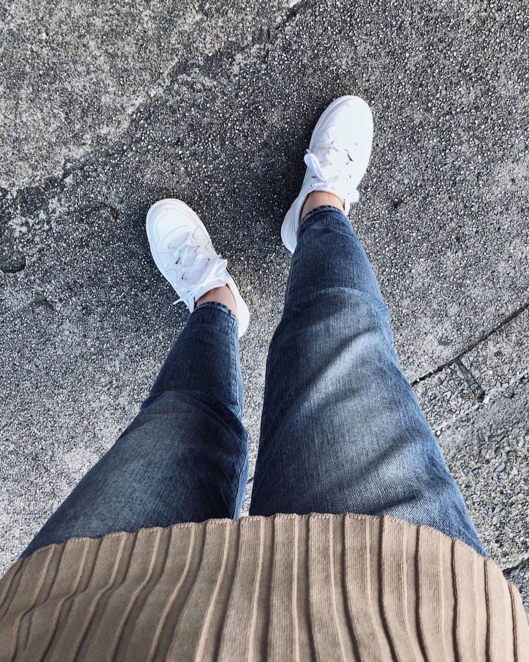 のインスタグラム：「𝐝𝐚𝐝 𝐬𝐧𝐞𝐚𝐤𝐞𝐫👟﻿ ﻿ ベージュ グレー モノトーン の気分﻿👣🍂」