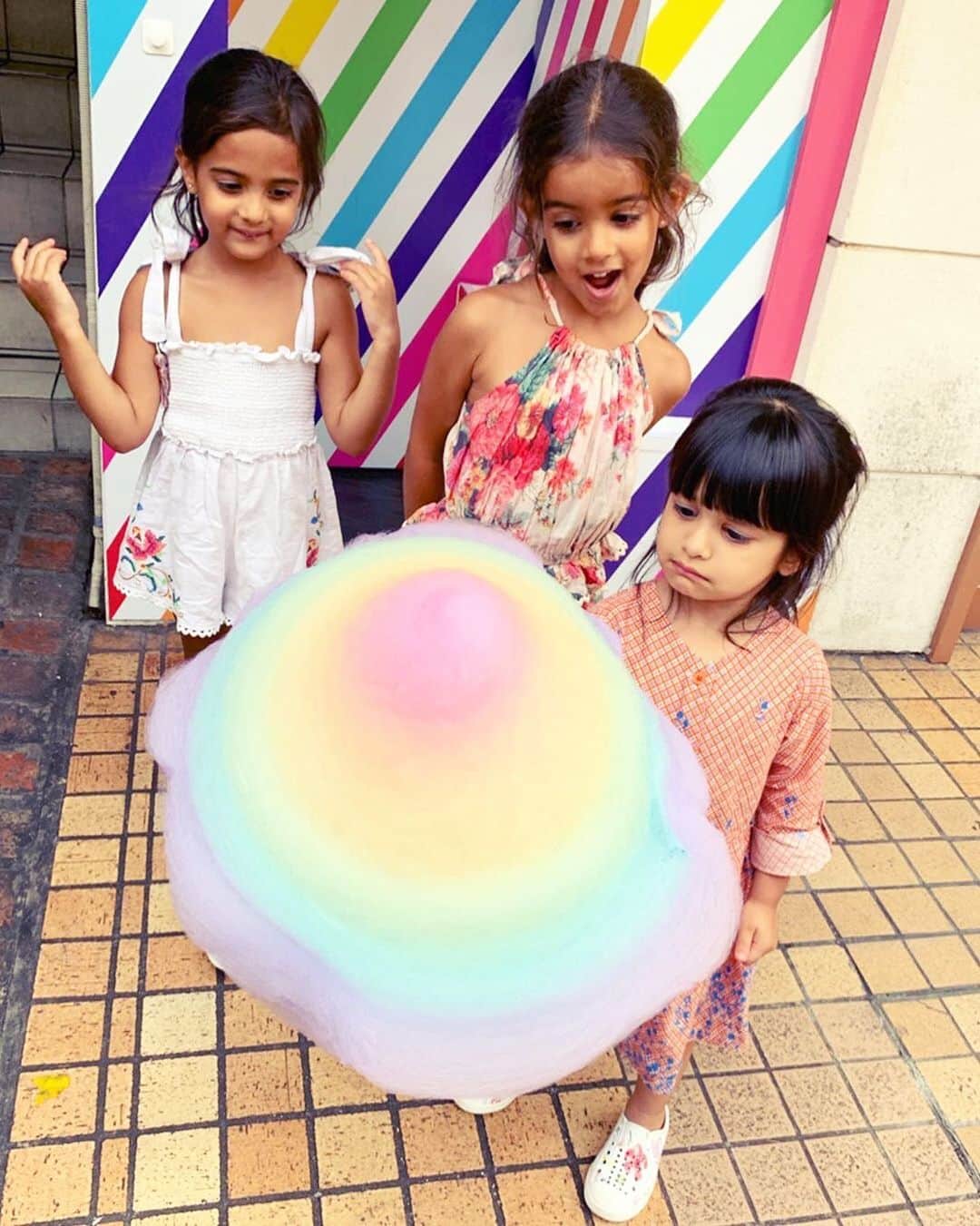 TOTTI CANDY FACTORYのインスタグラム：「👧🏻🍭👧🏻🍬👧🏻 Thank you for coming! ご来店ありがとうございます🥳 Photo by: @kavster7 #repost  #totticandy  #totticandyfactory  #rainbowcottoncandy #tokyo #harajuku #instagood」