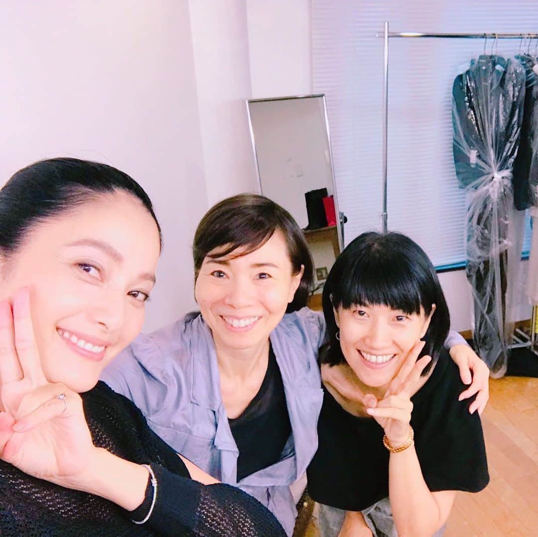渡邊由貴さんのインスタグラム写真 - (渡邊由貴Instagram)「モデルのチエちゃんと撮影😍 いつもチエちゃんとは、 お料理、器 、健康の話で楽しい時間です〜💖 Happy オーラ大集合のスタッフでシワも消えました〜大爆笑  #熊沢千絵 #モデル」9月18日 10時28分 - yukiwatanabe788