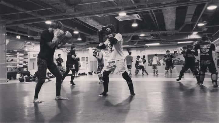 のインスタグラム：「AACC大森MMA 第1火曜日と第3火曜日は、AACCブランチ合同練習☝🏻 プロアマともに試合が続くので、集中して練習しよう！  AACC brunch MMA training today! Keep hard training then get smile.  #aacc #aaccmma #aacc大森 #grappling #catchwrestling #nogi #無料体験できます #aacc楽しいですよー #生徒募集中 #仲間募集中  #aacc女子部 #レスリング #キャッチレスリング #総合格闘技 #女子格闘技 #femalefighter #jiujitsu #柔術 #格闘技やるならAACC #女子MMAならAACC #ココロとカラダを強くする #仲間 #team #何事も基本が大事 #hardworkpayoff」