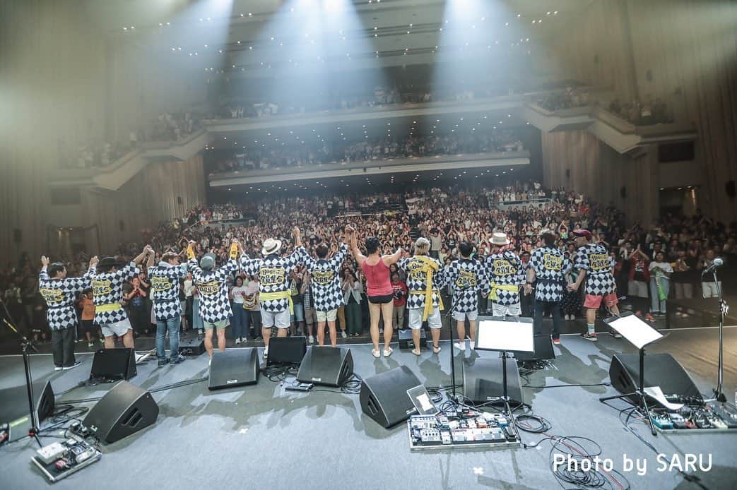 のインスタグラム：「まだ他会場公演が残っているので、詳細はお伝えできませんがとにかく最高にハッピーな舞台でした。先週末の大阪。800だョ♪全員集合。さあ金曜日は東京！こちらも楽しんできます！ #800だよ全員集合  #MONGOL800 #MONGOL800DX #PES #gakumc #ガクエムシー  #詳細はプロフィールにあるリンクから僕のサイトへ　Photo by SARU」
