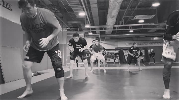 のインスタグラム：「AACC大森MMA 〆の補強は"バタ足タックル切り"👍🏻 AACC brunch MMA training today! Keep hard training then get smile.  #aacc #aaccmma #aacc大森 #grappling #catchwrestling #nogi #無料体験できます #aacc楽しいですよー #生徒募集中 #仲間募集中  #aacc女子部 #レスリング #キャッチレスリング #総合格闘技 #女子格闘技 #femalefighter #jiujitsu #柔術 #格闘技やるならAACC #女子MMAならAACC #ココロとカラダを強くする #仲間 #team #何事も基本が大事 #hardworkpayoff #バタ足の練習足タックル切り#sprawl」