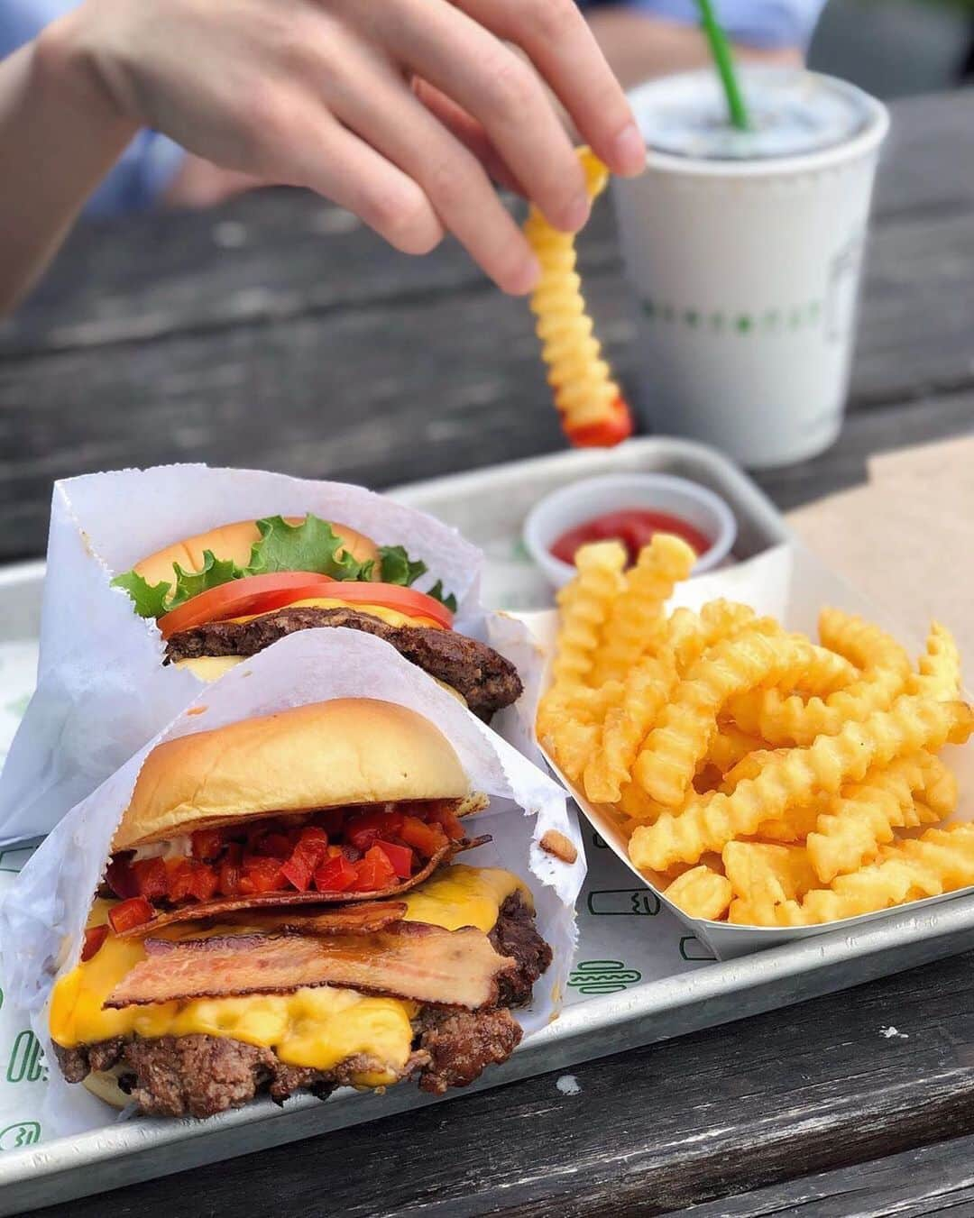 SHAKE SHACKさんのインスタグラム写真 - (SHAKE SHACKInstagram)「Treat yo’self Tuesday. 👌 (📷: @foodlinsta) #shakeshack」9月18日 10時47分 - shakeshack