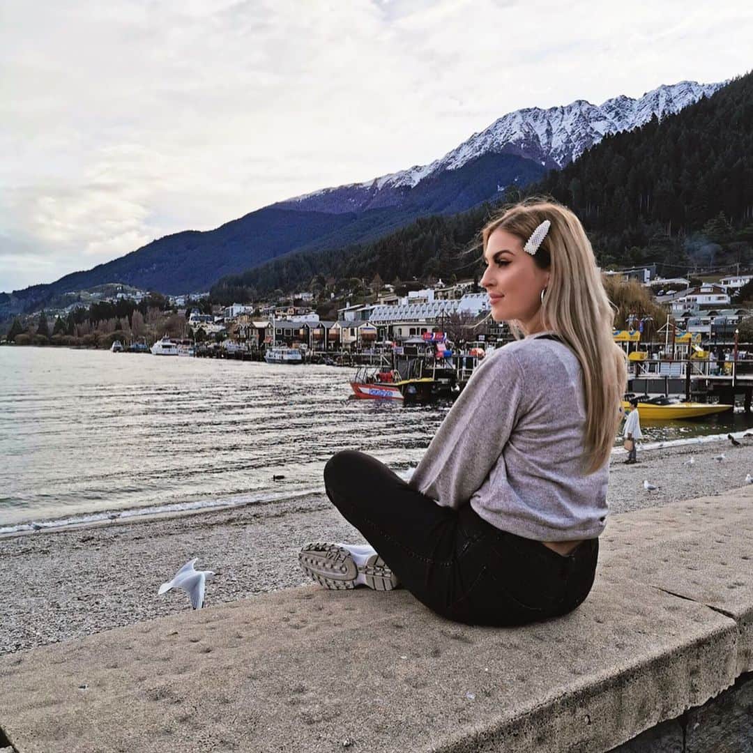 Shannonのインスタグラム：「Haven’t posted to Instagram in like four days ew who am I? 😂💕 how is your week going? Here’s a throwback to Queenstown with @olehenriksen and @sephoranz 😍 next I’m off to Tokyo and I couldn’t be more excited! 🔥 have you ever been to New Zealand before guys?! 🥰💕」