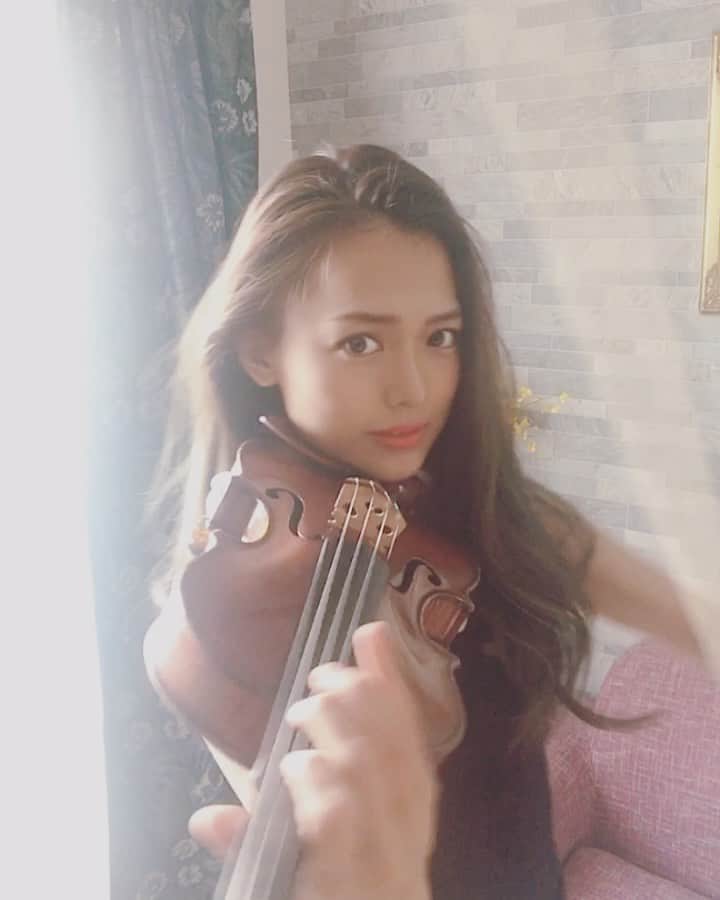 のインスタグラム：「. 朝練してます^_^❤️ . 半年前→"オールショパン楽しみ〜♡" 1ヶ月前→"や…やるしかない…！" 2日前今日→"やったるで〜！👍" 練習すればするほどヴァイオリンの曲に思えてきましたw うー！緊張するーっ！！！頑張るぞー😚❣️ . 明後日はピアノ&ショパン好きな方を敵に回すか味方につけるかの二択です。笑 お楽しみに😁❣️笑 . 2019.9.20(金)11:30〜 ランチタイムコンサート "ショパン、愛のメロディ" 名古屋栄、宗次ホール 出演 デュオエール #安藤千紗都 チケット 1,000円 🎟御予約、チケットのお取り置き承っております💖🎻DM、コメントくださいませ✨ . #今日は曲作りも進めます♡ #ショパン #演奏動画 #子犬のワルツ #chopin #movie #violin #piano #classic #dress #concert #名古屋 #ヴァイオリニスト #苅谷なつみ」