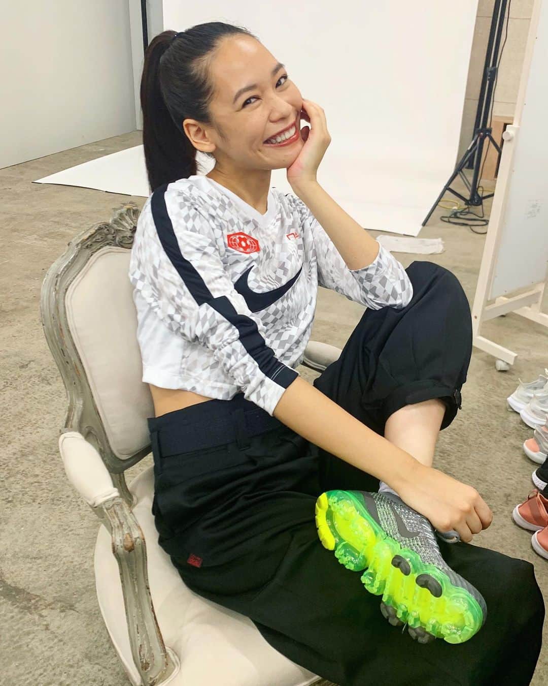 のインスタグラム：「スポーツウェアの撮影でした🎶﻿ 私服もNIKEでスポーティーDay 🌐 ソールが蛍光の新しいVaporMax!!﻿ 遠くから私を見つけた友達が靴で分かったよ〜﻿ って😝😝笑 ﻿ #sports #sportswear #nike #vapormax﻿ #私服 #蛍光 #スニーカー #ナイキ」