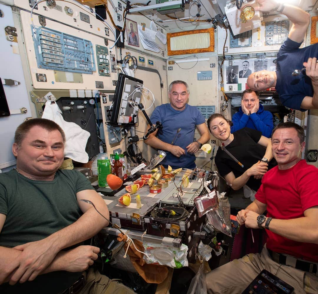 のインスタグラム：「The six-member Expedition 60 crew is gathered together for dinner inside the galley of the Zvezda service module. The space residents dine on a variety of fresh fruit and canned and pre-packaged dishes. Condiments commonly available in kitchen pantries on Earth are also on the station to spice up a crew's space meals.  #nasa #roscosmos #esa #astronaut #cosmonaut #dinner #food #galley #kitchen #unitedstates #russia #europe #italy #international #space #station」