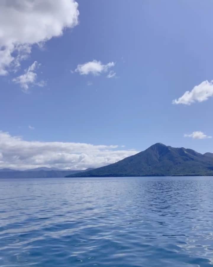 金子実加のインスタグラム：「絶景🌊 太陽☀️山⛰ . . . , . . . . . . . #高島岬 #北海道 #小樽 #海 #絶景 #癒し #sea #world #japan #sunset #green #自然 #運命の暴走シンガー #kanekomika #金子実加 #thanks #japan #hokkaido #空 #sky #blue #雲 #sea #船 #ボート #支笏湖 #支笏湖観光船 #支笏湖観光 #山」