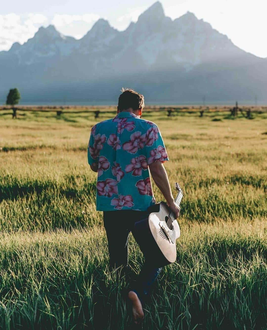 レインスプーナーさんのインスタグラム写真 - (レインスプーナーInstagram)「Into the wild. @bo.elledge⁠ 📸 @cole.mgkra⁠ .⠀⁠ .⠀⁠ .⠀⁠ .⠀⁠ ⁠#bespooner #mensfashion #visualvacay⁣ #style #fashion #reynspooner #patternpeople #wearableart #hawaiinshirt⁣ #heritagestyle #menslookbook #summervibes #summerstyle #menstyle #soulaloha⠀#alwaysgo #awakethesoul #adventureculture  #discoverearth #exploretocreate #exploringtheglobe #exploretheoutdoors #getlost  #keepitwild #liveauthentic #neverstopexploring  #hawaii #hawaiilife #soulaloha⠀⁠ ⁠ ⁠」9月18日 11時00分 - reynspooner