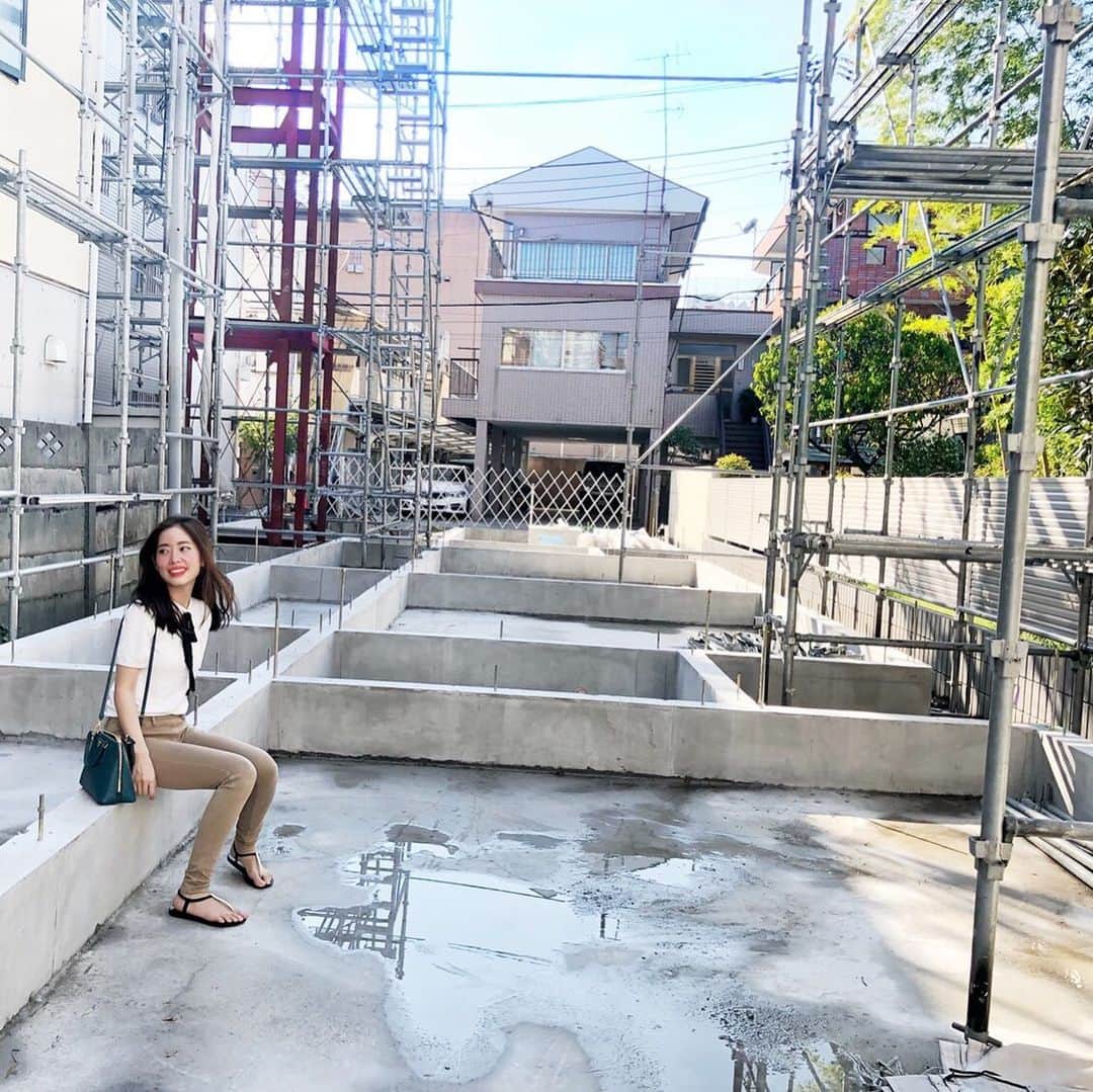 May Pakdee メイ パクディさんのインスタグラム写真 - (May Pakdee メイ パクディInstagram)「Visited our construction site 😍❤️ Can’t wait to see the finish! xx if you have any cool ideas for our humble little hotel, let me know 😆👧🏻❤️ . . . #thebarntokyo #thehideouttokyo  #boutiquihotel #tokyo #love #Japan #building #underconstruction . . #工事現場行ってきました😊. .  #廊下とお部屋に座ってます😁. #ホテル建設.  #沢山イメージ出来て楽しい.  #アイディア💡 #募集 . #何があったら嬉しい？. #ザバーン東京」9月18日 11時00分 - maypakdee