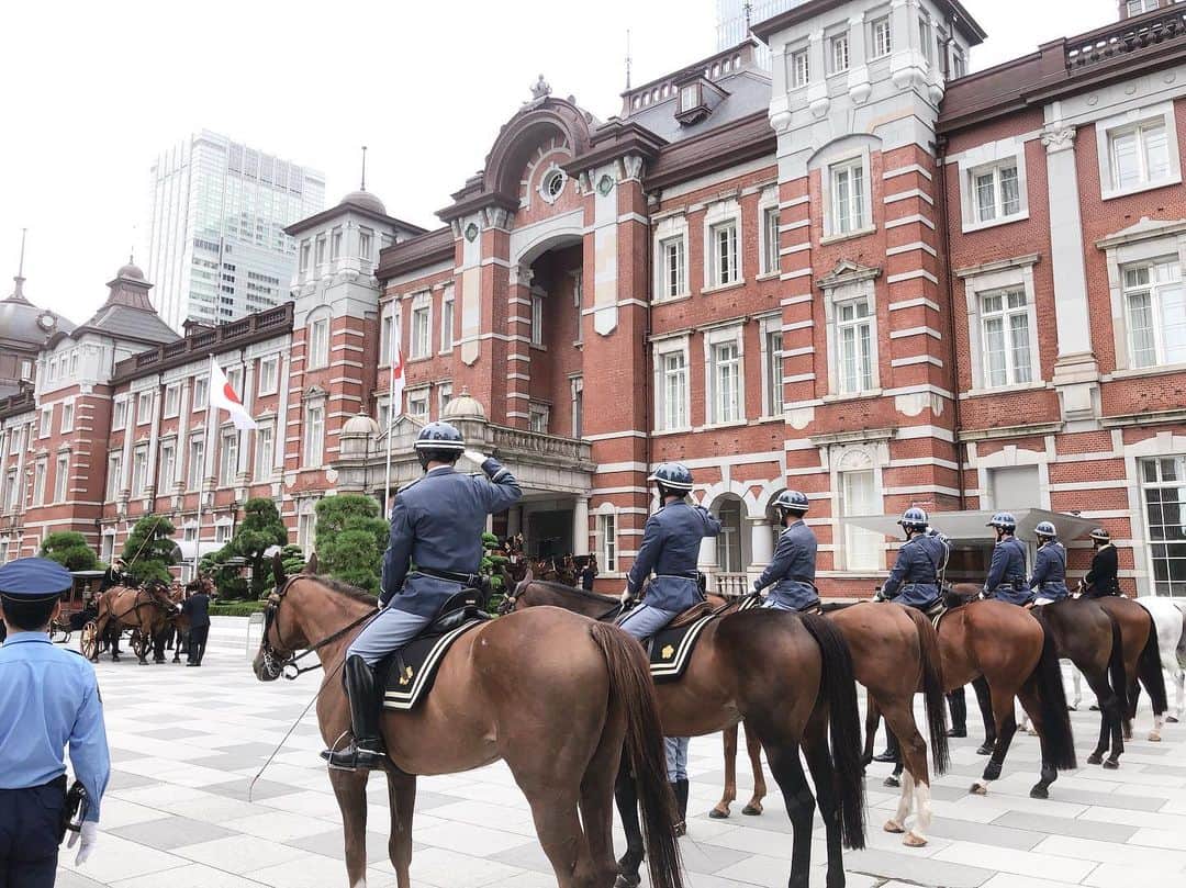 東京ステーションホテルTokyo Station Hotelさんのインスタグラム写真 - (東京ステーションホテルTokyo Station HotelInstagram)「9/18の朝、東京駅から信任状捧呈式の馬車列が出発しました！﻿ 静まる空気と緊張感、響き渡る馬の蹄の音…。﻿ 一度はぜひご覧いただきたいOnly Oneのシーンです。﻿ 次回は9/19、詳しくは宮内庁HPをご覧ください！﻿ ﻿ The historical ceremony, that a newly arrived ambassador should meet the Emperor to present him his credentials, started from Tokyo Station this morning. It’s very classical scene taking place outside the Tokyo Station Marunouchi building!﻿ —————————————————————﻿ #ceremony #imperialpalace #horsedrawing #tokyotravel #tokyotrip #tokyostation #tokyostationhotel #marunouchi #smallluxuryhotels #forbestravelguide #ホテルステイ #ホテルバー #東京の夜 #東京ステーションホテル #東京駅 #東京駅舎 #丸の内 #旅記録 #ホテル好き #皇居 #儀式 #信任状捧呈式  #騎馬隊 #宮内庁 #景色 #風景」9月18日 11時05分 - tokyostationhotel