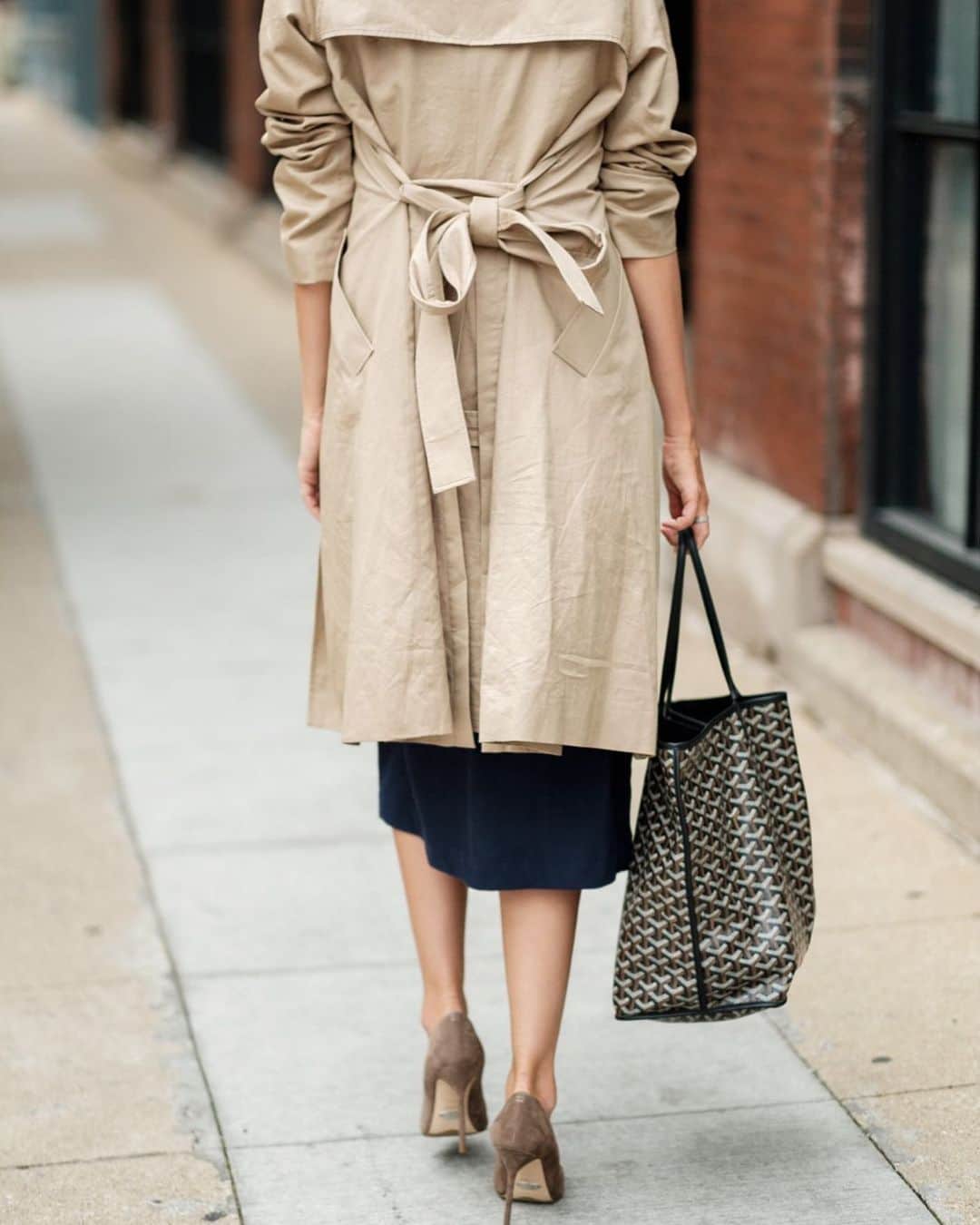 のインスタグラム：「Styling tip: if it’s not too chilly out and you want to show off your outfit, tie the back of your trench in a bow. It’s stylish from the back AND you’ll get to show off your front. http://liketk.it/2F1HT #liketkit @liketoknow.it #LTKunder100 #LTKworkwear #businesscasual #midwestblogger 📸 @ironandhoney」
