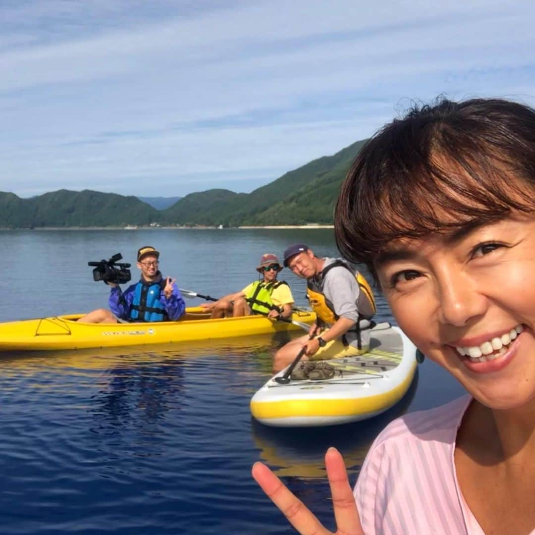 田中律子さんのインスタグラム写真 - (田中律子Instagram)「TOKAIケーブルネットワーク🏄‍♀️『田中律子の旅するSUP』 今回は秋田県田沢湖にロケに来てます🙋‍♀️朝は14度と気温低っ❗️SUP漕いでたら太陽出てきて暑くなって良かったー🌞撮影の時だけ青空に太陽、風もなく、湖に空と雲が映って本当に綺麗だった🏄‍♀️田沢湖の神さま、無事に撮影させてくれてありがとうございましたー🙏  #tokaiケーブルネットワーク  #田中律子の旅するsup  #旅sup  #sup  #龍神様  #龍になったたつこ姫」9月18日 11時08分 - ri2kotanaka