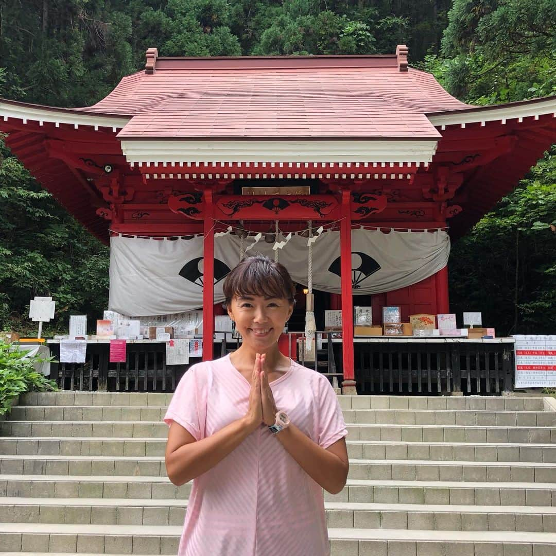 田中律子さんのインスタグラム写真 - (田中律子Instagram)「TOKAIケーブルネットワーク🏄‍♀️『田中律子の旅するSUP』 今回は秋田県田沢湖にロケに来てます🙋‍♀️朝は14度と気温低っ❗️SUP漕いでたら太陽出てきて暑くなって良かったー🌞撮影の時だけ青空に太陽、風もなく、湖に空と雲が映って本当に綺麗だった🏄‍♀️田沢湖の神さま、無事に撮影させてくれてありがとうございましたー🙏  #tokaiケーブルネットワーク  #田中律子の旅するsup  #旅sup  #sup  #龍神様  #龍になったたつこ姫」9月18日 11時08分 - ri2kotanaka