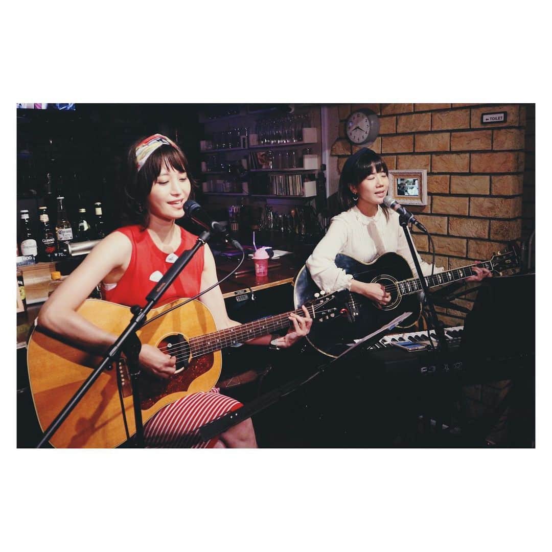 竹仲絵里さんのインスタグラム写真 - (竹仲絵里Instagram)「配信番組「caoli cafe vo.9」  観てくれた皆さまありがとうございました✴︎✴︎ 同じ年で芸歴もほぼ同じなかおりちゃんと こうしてコラボするのは初めて！  本編だけでなく 2部のかおりちゃんライブにも沢山参加させて頂きました😊  アットホームなライブで 楽しい夜でした！  #竹仲絵里 #辻香織 #caolicafe #YouTubeLive #facebooklive」9月18日 11時22分 - eri_takenaka