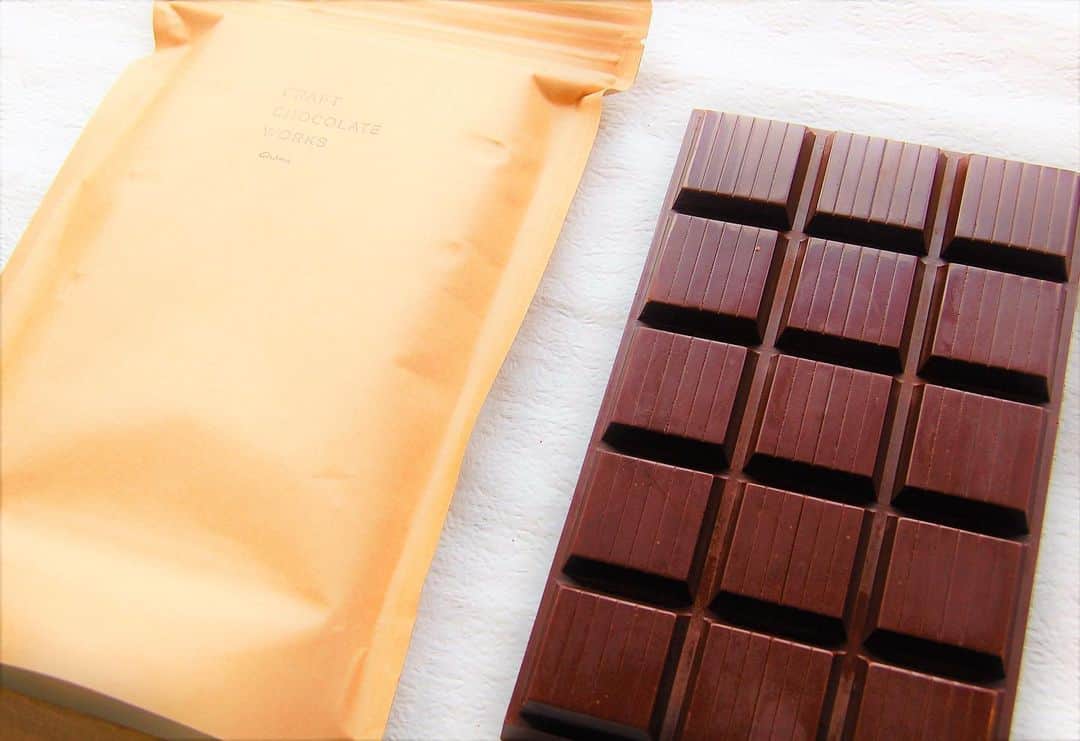 CRAFT CHOCOLATE WORKSさんのインスタグラム写真 - (CRAFT CHOCOLATE WORKSInstagram)「. 1kgのチョコレートもあります。  チョコレートケーキ、ガトーショコラ お菓子作りも素材の味を生かして。 これからの時期にはホットチョコレートにも。  ご要望に合わせて コーヒー入りのチョコレートなど 特別注文も承っております。  飲食店様をはじめ、一般のお客様も ご購入いただけます。 好きなものを好きだなだけ  #craftchocolateworks #クラフトチョコレートワークス #クラフトチョコレート #ビーントゥバー #チョコレート #チョコレート専門店  #craftchocolate #beantobarchocolate #カフェ #パティスリー #パン屋  #バトンチョコレートもあります #製菓用 #業務用 #オリジナルチョコレート  #ブロックチョコレート  #産地別 #カカオ #シングルオリジン #日本製 #手作り #東京 #三宿 #三軒茶屋 #池尻大橋  #japan」9月18日 11時16分 - craft_chocolate_works