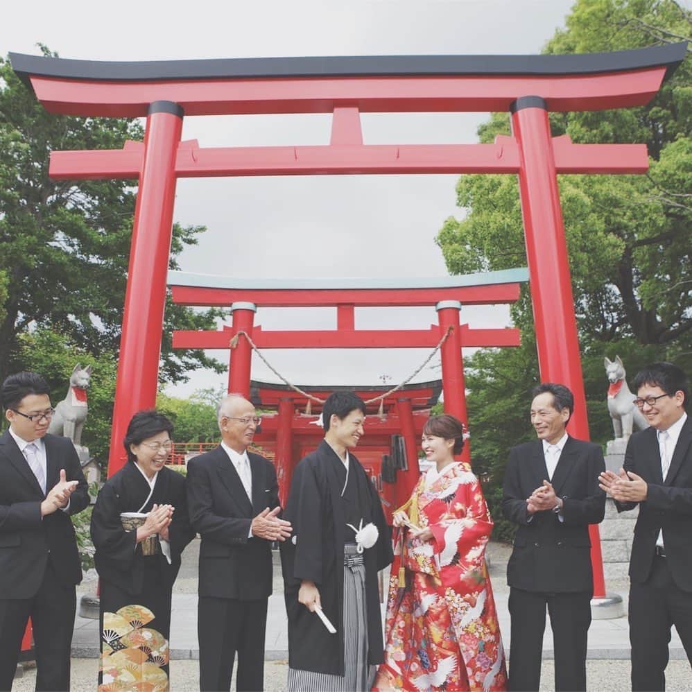 CLAIREのインスタグラム：「きっちり写真の後は、家族みんなからの祝福ショット。 ・ 照れてる笑顔も思い出です。 ・ @clairebridalstudio」