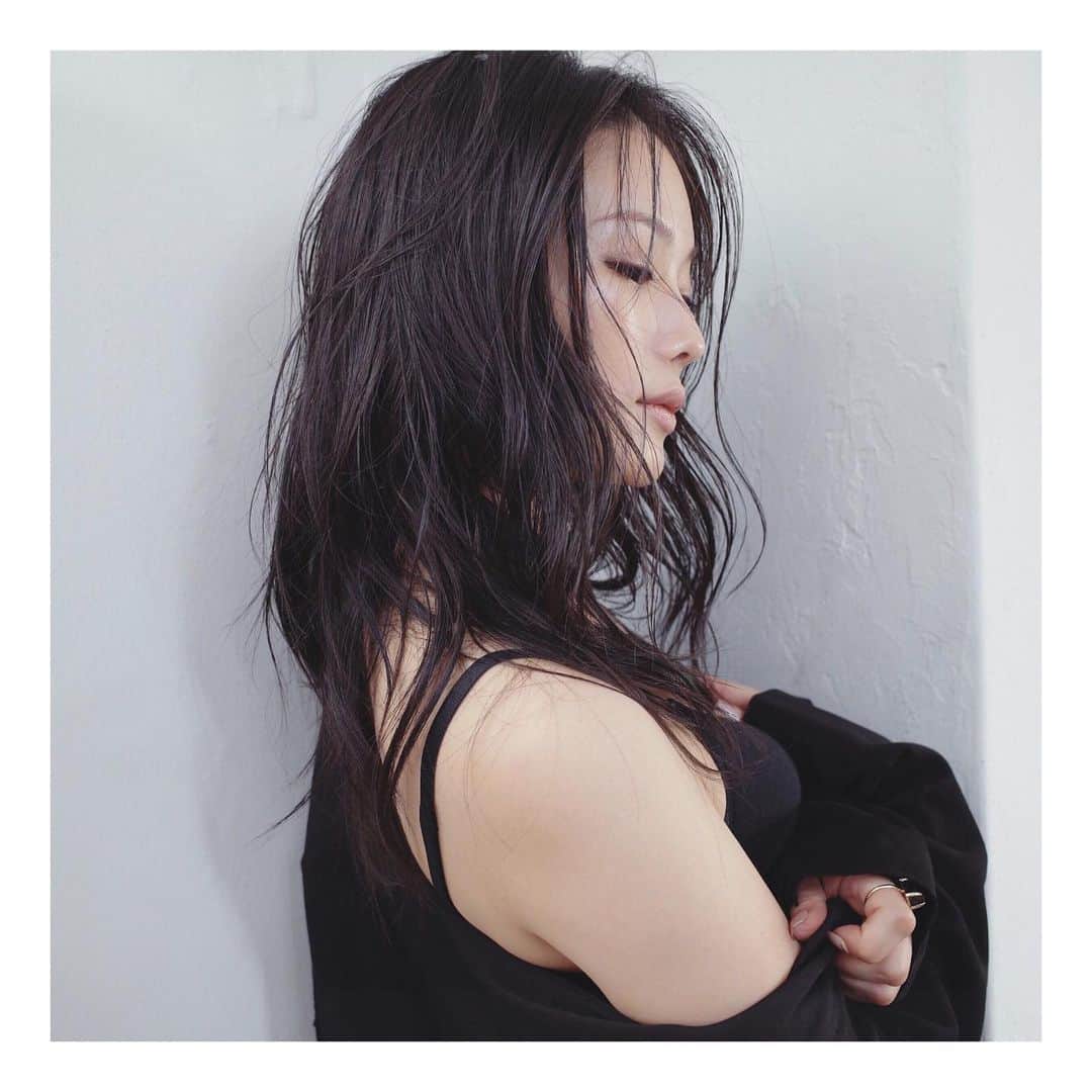 黒木晴香のインスタグラム：「HAPPINESS🖤 ——————————— #楽しみ #と思う事がある幸せ #感謝感激雨霰 #shooting #portrait #ポートレート #tokyo #japan #japanesegirl #camera #model #黒木晴香 ——————————— Photo by @dita_0809」