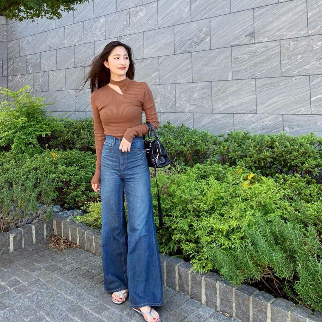 のインスタグラム：「． 秋ニットコーデ😘👖❤️ ． @to_the_sea_hawaii のハイウエイストデニムは 何でも合わせやすい❤️ 色はインディゴブルーにしたよ😎 身長166cmでMサイズ着てます ✳︎ Web @to_the_sea_hawaii ✳︎ 西銀座デパートB1 ✳︎ 学芸大学 @tothesea_healthliving ✳︎ 新宿ルミネエスト B1 にてゲットできるよ〜😉❤️ ． @lagunamoon_shop の ブラウンのニットは 着心地も良くて チョーカー風のデザインも 可愛くてお気に入りのニット❤️ 後ろのデザインも可愛いよ！ スクロールして見てね👀💓 ． #totheseahawaii #トゥーザシー #lagunamoon #ラグナムーン」