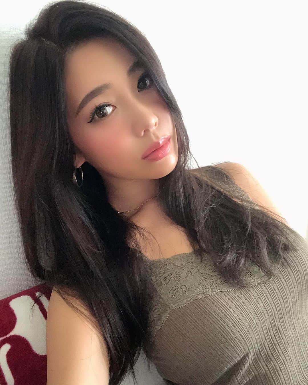 のインスタグラム：「#newhaircolor 💋 ここ最近、髪色暗くしたいな〜って思っててやっと美容室行けた🦋 自分的には意外としっくりきたのだけど、どうかな？🤭 気分転換になりました♬︎ * * * #illuminacolor #selfie #makeup」