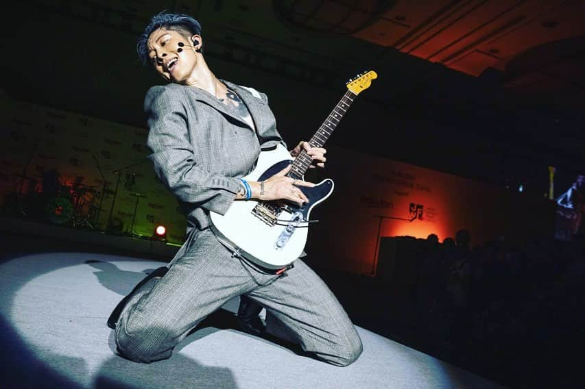 雅-MIYAVI-さんのインスタグラム写真 - (雅-MIYAVI-Instagram)「Performed at @rakuten Japan Fashion Week 2019 🤘🏻🤘🏻🎸🔥今回、#楽天 参加のもと、新しく生まれ変わるジャパン・ファッションウィーク。その門出に花を添えることができ光栄でした！日本のオリジナリティ溢れる極東ファッションを世界中にガンガン発信していって欲しいと思います。新生、楽天ファッションウィーク、はじまります‼️‼️🙌🏻🥳 #JFW #RFW #RFWT」9月18日 11時45分 - miyavi_ishihara