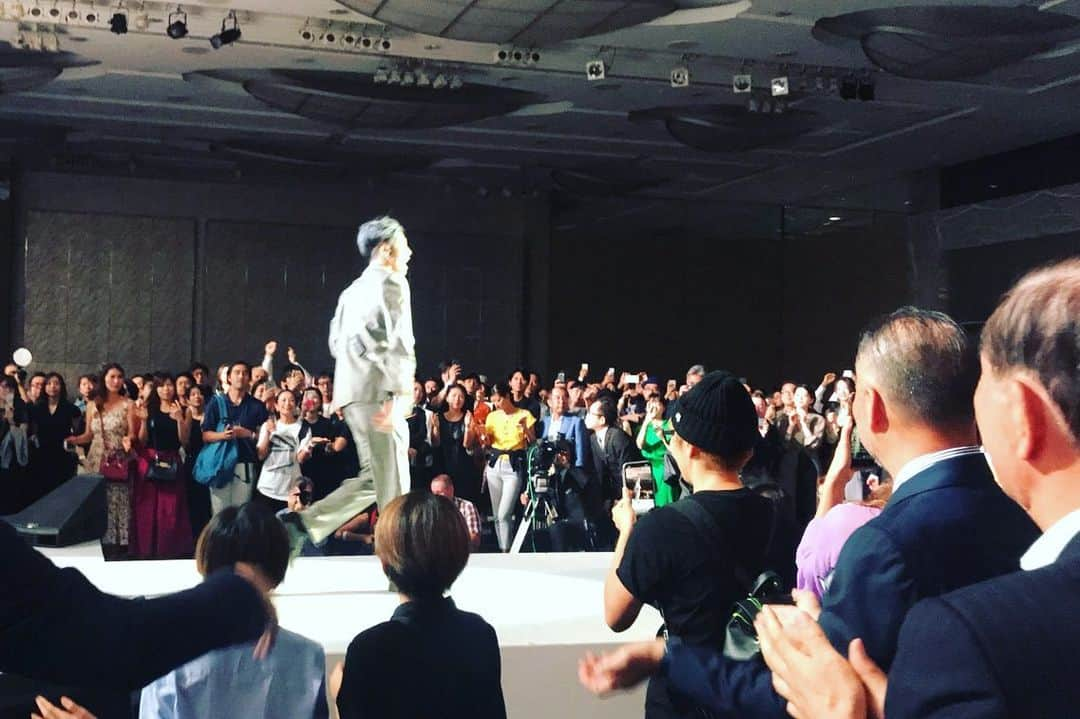 雅-MIYAVI-さんのインスタグラム写真 - (雅-MIYAVI-Instagram)「Performed at @rakuten Japan Fashion Week 2019 🤘🏻🤘🏻🎸🔥今回、#楽天 参加のもと、新しく生まれ変わるジャパン・ファッションウィーク。その門出に花を添えることができ光栄でした！日本のオリジナリティ溢れる極東ファッションを世界中にガンガン発信していって欲しいと思います。新生、楽天ファッションウィーク、はじまります‼️‼️🙌🏻🥳 #JFW #RFW #RFWT」9月18日 11時45分 - miyavi_ishihara