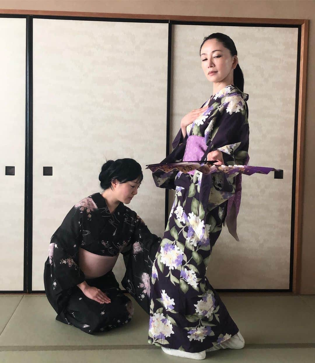 坂村かおるさんのインスタグラム写真 - (坂村かおるInstagram)「私の初舞台です。  日本舞踊は小さい頃からの夢でした。 そして、初舞台であの源氏物語の 六条御息所を演じる事が出来るなんて‥  六条御息所(ろくじょうのみやすどころ)は、『源氏物語』に登場する架空の人物です。 桐壺帝時代の前東宮の妃で、六条京極に住まいを構えていることからこの名があり 光源氏の最も早い恋人の一人。  某大臣の娘で16歳のとき東宮に嫁ぎ秋好(あきこのむ)中宮を生む。 20歳で東宮と死別。 8歳年下の光源氏の求愛を受け入れるが源氏の心がわりに苦悩し 強い嫉妬のあまり 生霊(いきりょう)となって源氏の正妻葵上(あおいのうえ)をとり殺す。 死後も怨霊(おんりょう)となって,紫上(むらさきのうえ)や女三宮(おんなさんのみや)を苦しめる。  生霊として人を殺すなどの特異性から、多くの作品の題材ともなってきた女性です。  彼女の情を少しでも表現出来たらと思い、稽古に励んでます。  どうぞ皆様、足を運んでくださいませ😊  https://www.facebook.com/events/590812948115274/」9月18日 11時49分 - kaoru.sakamura