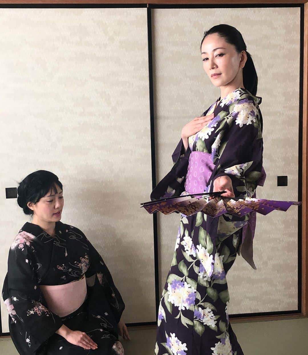 坂村かおるさんのインスタグラム写真 - (坂村かおるInstagram)「私の初舞台です。  日本舞踊は小さい頃からの夢でした。 そして、初舞台であの源氏物語の 六条御息所を演じる事が出来るなんて‥  六条御息所(ろくじょうのみやすどころ)は、『源氏物語』に登場する架空の人物です。 桐壺帝時代の前東宮の妃で、六条京極に住まいを構えていることからこの名があり 光源氏の最も早い恋人の一人。  某大臣の娘で16歳のとき東宮に嫁ぎ秋好(あきこのむ)中宮を生む。 20歳で東宮と死別。 8歳年下の光源氏の求愛を受け入れるが源氏の心がわりに苦悩し 強い嫉妬のあまり 生霊(いきりょう)となって源氏の正妻葵上(あおいのうえ)をとり殺す。 死後も怨霊(おんりょう)となって,紫上(むらさきのうえ)や女三宮(おんなさんのみや)を苦しめる。  生霊として人を殺すなどの特異性から、多くの作品の題材ともなってきた女性です。  彼女の情を少しでも表現出来たらと思い、稽古に励んでます。  どうぞ皆様、足を運んでくださいませ😊  https://www.facebook.com/events/590812948115274/」9月18日 11時49分 - kaoru.sakamura