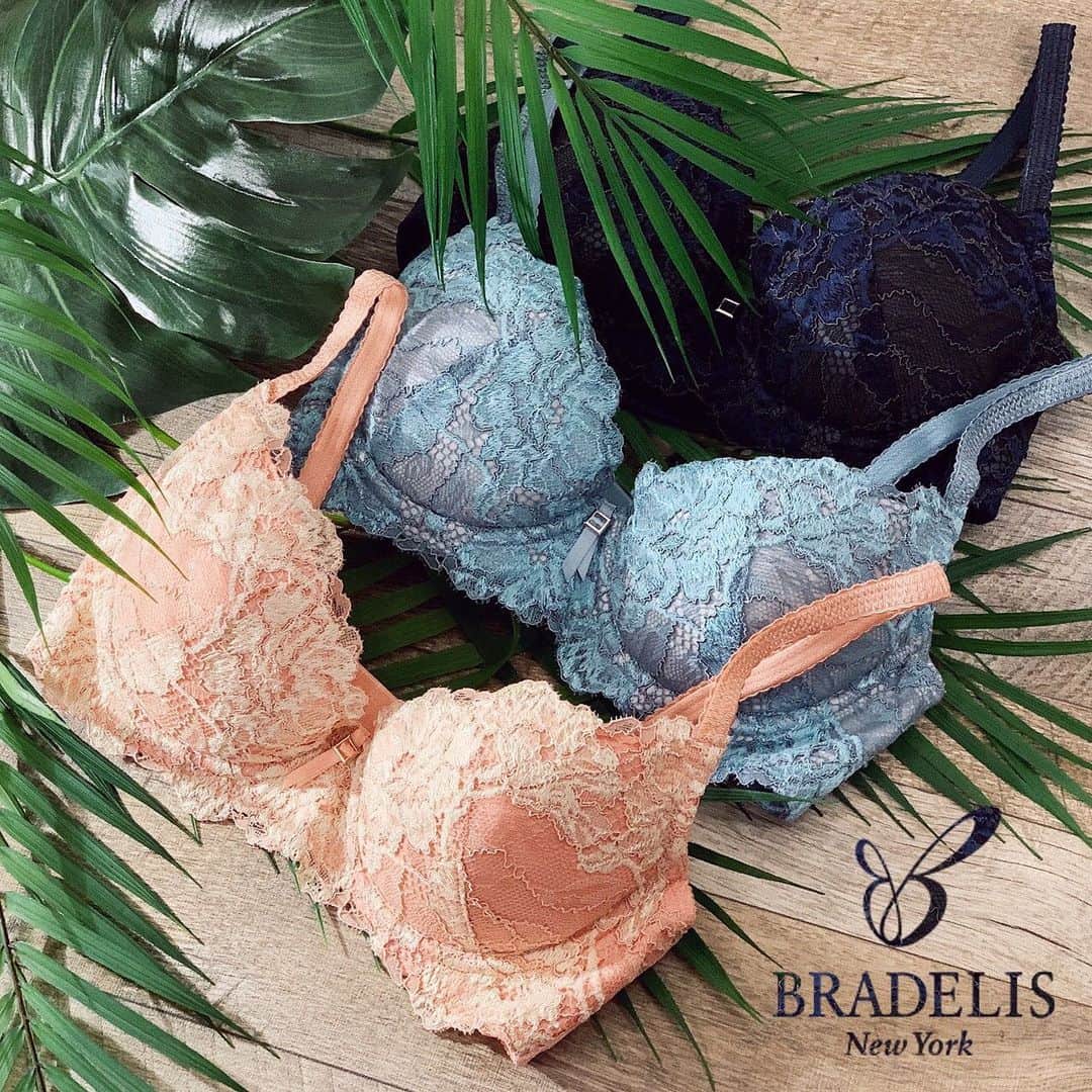 BradelisNewYork/ブラデリスニューヨークのインスタグラム：「. BRADELIS -Frida- . 幅広ワイヤーでバストを集め、 バージスラインを作るSTEP1から新作“Frida”が登場です。 . フワフワのカップで集めたバストをしっかり包み込むので、 ブラデリスで育乳を始めたばかりの方にもオススメです♪ . 秋の始まりに楽しみたい3色展開♪ぜひお試しください。 . . #ブラデリス#ブラデリスニューヨーク#BRADELIS#bradelisnewyork#step1#frida」
