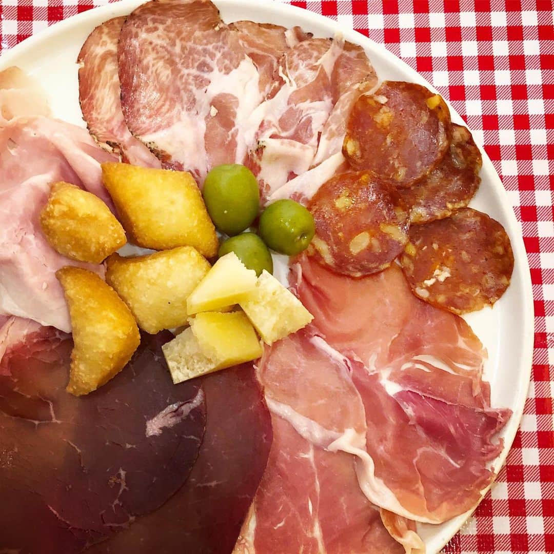 Arancino On Beachwalkさんのインスタグラム写真 - (Arancino On BeachwalkInstagram)「Affettato Misto - coppa, prosciutto di parma, bresaola, spicy salame, prosciutto cotto, parmesan cheese, coccoli, olives.  #arancinobeachwalk #arancino #italian #restaurant #italianfood #hawaiisbestkitchens #hawaii #honolulu #waikiki #prosciutto #salame #111hawaiiaward #italiano #thefeedfeed #bestfoodshawaii #meat #frolichawaii #parma #haleainaawards #delicious #アランチーノビーチウォーク #アランチーノ #イタリアン #グルメ #パスタ #ワイキキ #ハワイ」9月18日 11時56分 - arancinobeachwalk