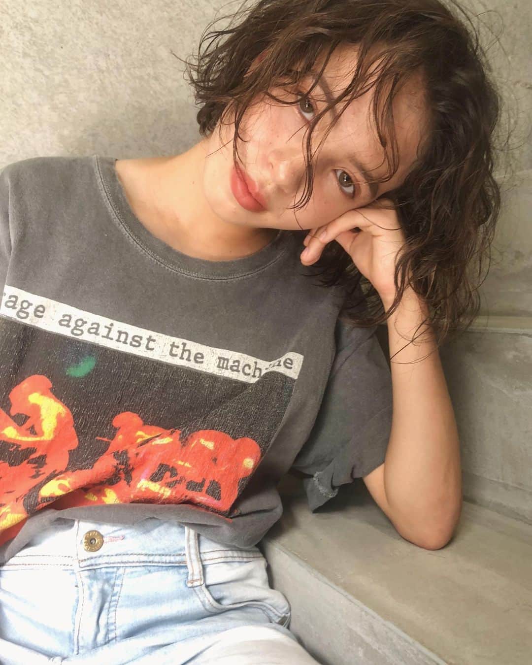 カワシリアツシのインスタグラム：「根元からしっかり癖毛みたいなウェーブ🙆‍♂️ ・ ・ ・オリジナル配合で他にはできないカラー ・◎ ・ ・退色が気になるブリーチカラー用に ・3週間以内のメンテナンスメニューもご用 ・意してます☺︎ ・ ・大切な髪の毛を髪質やダメージレベルに ・合わせ丁寧にブリーチ・カラーいたしま ・す☺︎ ・ ・ブリーチの回数がわからない。 ・料金が気になる。 ・なんでもご気軽にご相談ください😊 ・ ・ご予約やご相談はDM・LINE・NETより ・お待ちしております。 ・ ・ ・  #アディクシー #イルミナカラー  #外国人風カラー #ミニボブ #切りっぱなしボブ #ハイライト #外ハネ #グラデーション #ベージュ#ポートレート #Wカラー #ストキュア #美容学生 #撮影 #ウルフヘア #ウルフカット  #ショートヘア #グレージュ  #ブルージュ #ブリーチ #portrait #フィルムカメラ #hairstyle #ショートカット #haircolor #ハイトーン #데일리룩 #时尚 #แฟชั่น#デジキュア」