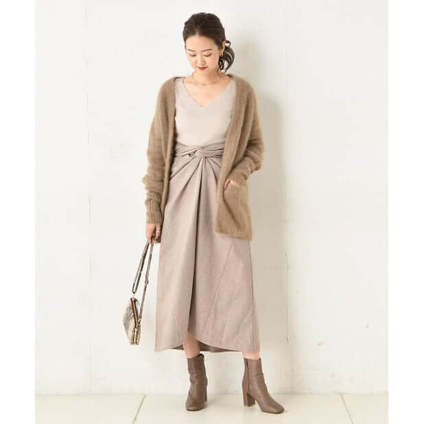 PAL CLOSET(パルクローゼット)さんのインスタグラム写真 - (PAL CLOSET(パルクローゼット)Instagram)「. . @doudou_pr  毎日着たいシンプルリブニットが登場！！ 絶妙な開き具合が使い易いネックライン、程良いルーズ感のあるごわつかないサイズ感など、万能ポイント満載の1枚。 秋冬の温もりを感じるムード溢れるカラー展開でご用意しました。 色違いで何色か揃えておきたくなる万能なニットです。 .  リブ長袖プルオーバー ¥12,960（税込） . 大人気カイトスカートの秋冬NEWバージョン！！ ウエストのデザインが特徴的なカイトスカートのフレアバージョンが登場！！ ウエストのサイズが着る人によって自由自在に変えていただけるスカート。 ウエストをキレイに見せてくれてスタイルアップが叶います！ シンプルなニットやカットソーとコーディネイトするだけで旬なスタイリングが完成します。 . カイトフレアスカート ¥14,040（税込） . . . . #palcloset #パルクローゼット #パルクロ #doudou #ドゥドゥ#スカート #フレアスカート #巻きスカート #スカートコーデ #秋スカート #ブラウンコーデ #カジュアルコーデ #カジュアル #カジュアルファッション #ファッション #ootd #秋ファッション #ベージュコーデ #ベージュコーディネート #大人スカート #ニット #ニットトップス #knit #秋ニット #リブニット #カラーニット #ニットコーディネート」9月18日 12時14分 - palcloset_onlinestore