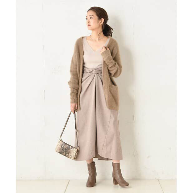PAL CLOSET(パルクローゼット)さんのインスタグラム写真 - (PAL CLOSET(パルクローゼット)Instagram)「. . @doudou_pr  毎日着たいシンプルリブニットが登場！！ 絶妙な開き具合が使い易いネックライン、程良いルーズ感のあるごわつかないサイズ感など、万能ポイント満載の1枚。 秋冬の温もりを感じるムード溢れるカラー展開でご用意しました。 色違いで何色か揃えておきたくなる万能なニットです。 .  リブ長袖プルオーバー ¥12,960（税込） . 大人気カイトスカートの秋冬NEWバージョン！！ ウエストのデザインが特徴的なカイトスカートのフレアバージョンが登場！！ ウエストのサイズが着る人によって自由自在に変えていただけるスカート。 ウエストをキレイに見せてくれてスタイルアップが叶います！ シンプルなニットやカットソーとコーディネイトするだけで旬なスタイリングが完成します。 . カイトフレアスカート ¥14,040（税込） . . . . #palcloset #パルクローゼット #パルクロ #doudou #ドゥドゥ#スカート #フレアスカート #巻きスカート #スカートコーデ #秋スカート #ブラウンコーデ #カジュアルコーデ #カジュアル #カジュアルファッション #ファッション #ootd #秋ファッション #ベージュコーデ #ベージュコーディネート #大人スカート #ニット #ニットトップス #knit #秋ニット #リブニット #カラーニット #ニットコーディネート」9月18日 12時14分 - palcloset_onlinestore